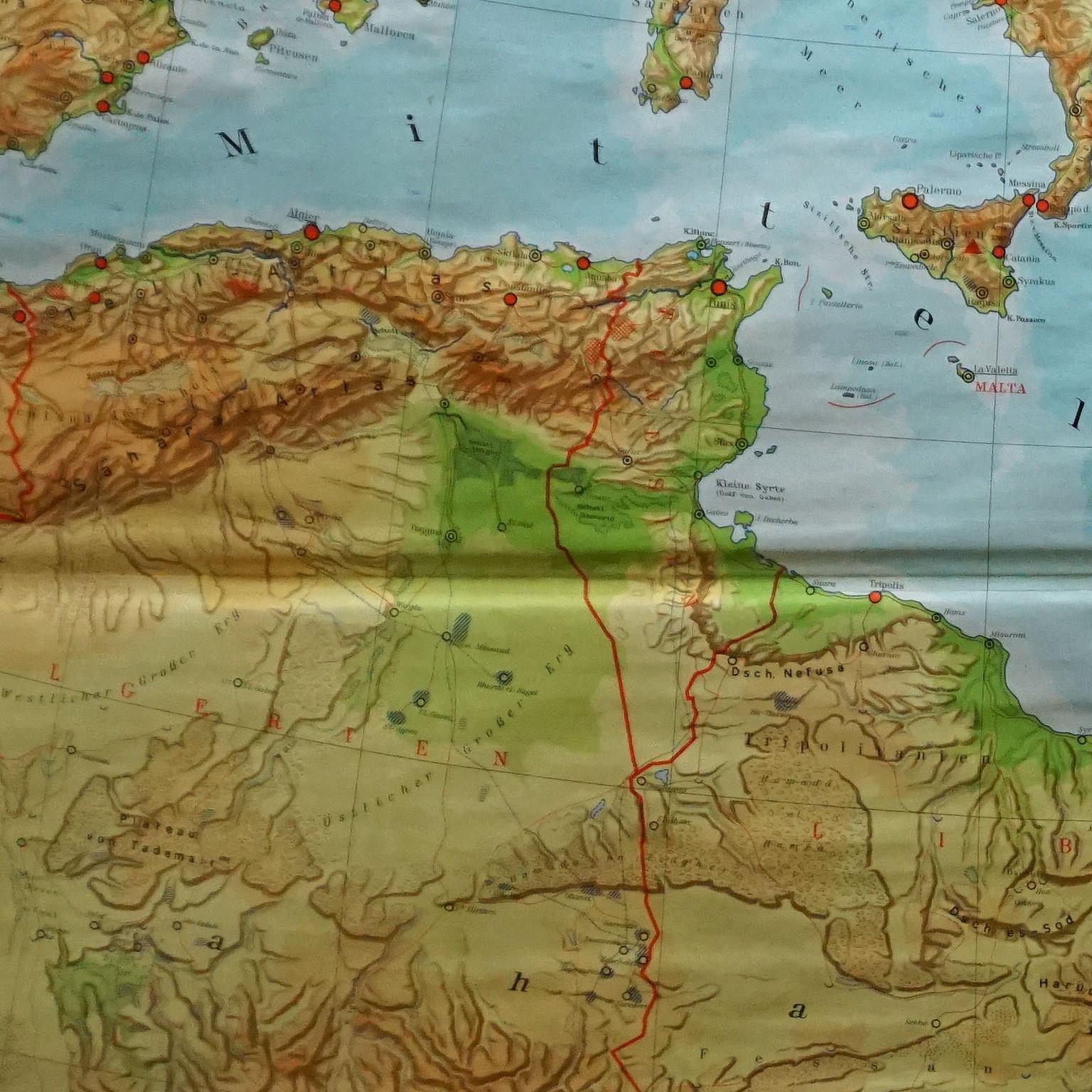 Vintage Mural Map Mittelmeer Naher Osten Länder Rollable Wall Chart im Zustand „Gut“ im Angebot in Berghuelen, DE
