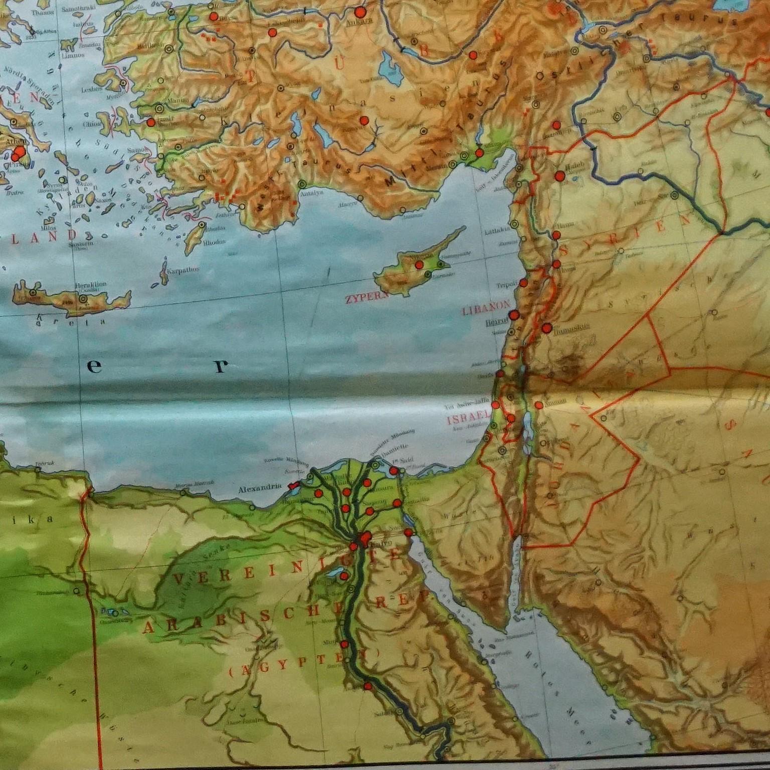 Vintage Mural Map Mittelmeer Naher Osten Länder Rollable Wall Chart (Ende des 20. Jahrhunderts) im Angebot