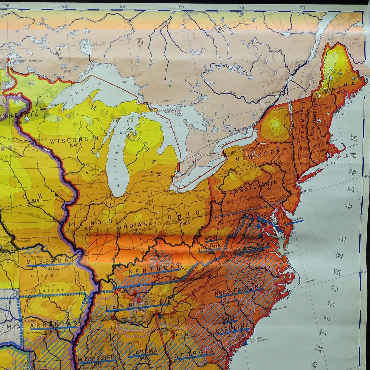 Eine fantastische Wandtafel, die eine Karte der Entwicklung der Vereinigten Staaten im 19. und 20. Wird als Unterrichtsmaterial in deutschen Schulen verwendet. Farbenfroher Druck auf mit Leinwand verstärktem Papier. Herausgegeben von Justus Perthes,