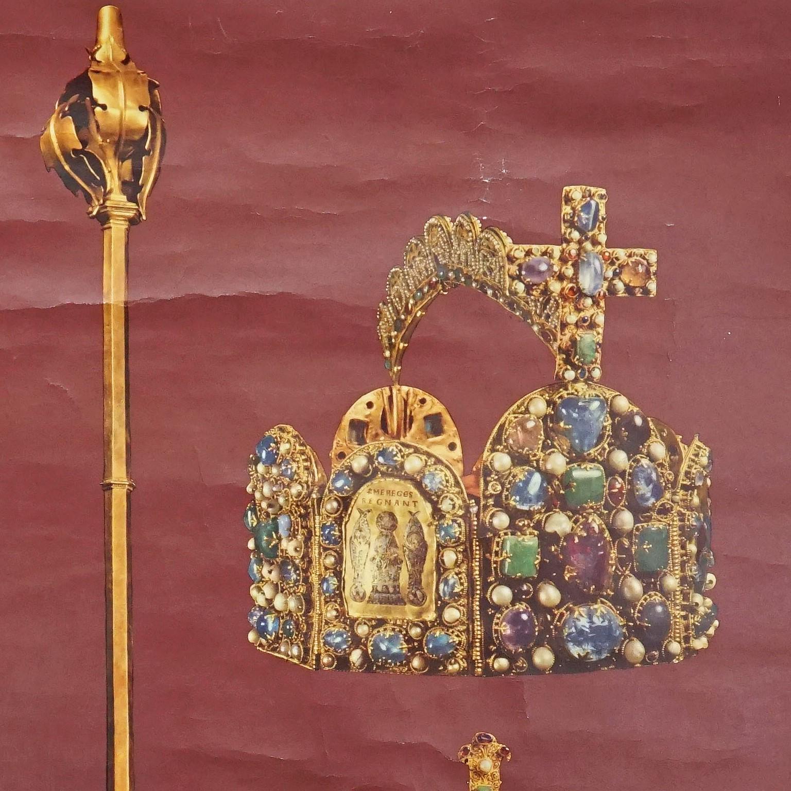 Le tableau mural à tirettes vintage illustre les insignes du couronnement du Saint Empire romain germanique. Publié par Verlag der Neue Schulmann Stuttgart No 4085. Impression colorée sur papier renforcé par de la toile.
La carte murale est