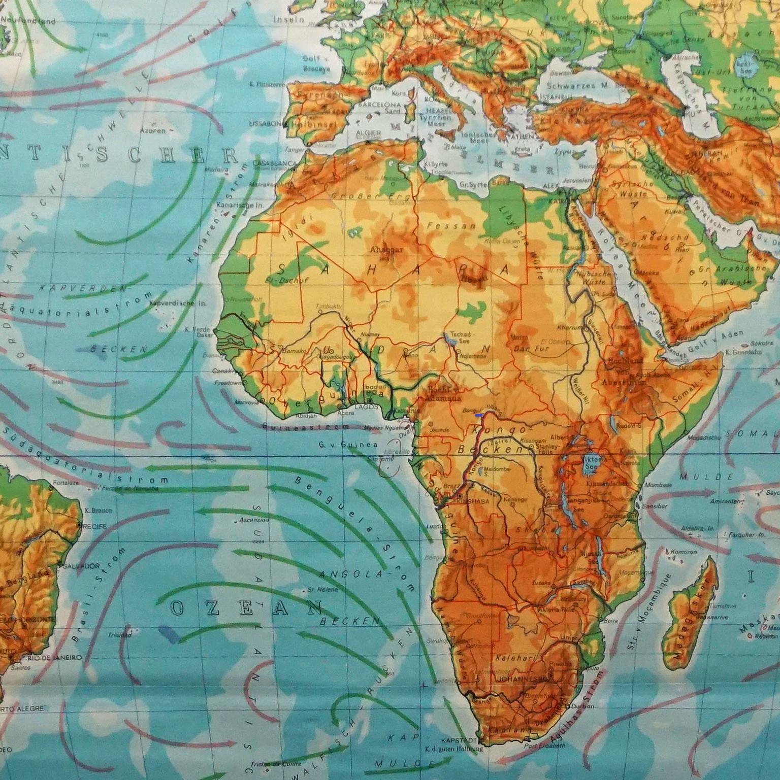 Eine große dekorative Weltkarte - genannt unsere Erde, eindrucksvolle Wandkartendekoration, herausgegeben von Justus Perthes. Farbenfroher Druck auf mit Leinwand verstärktem Papier.
Abmessungen:
Breite 210 cm (82,68 Zoll)
Höhe 126,50cm (49.80