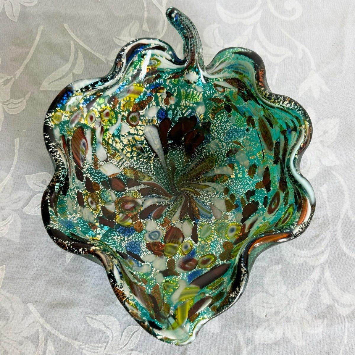 Ce bol vintage Muranese Tutti Frutti témoigne de l'exquise qualité de l'artisanat italien avec son mélange vibrant de couleurs et son travail complexe du verre. Parfaite comme pièce centrale décorative ou bol de service, cette pièce unique ajoute