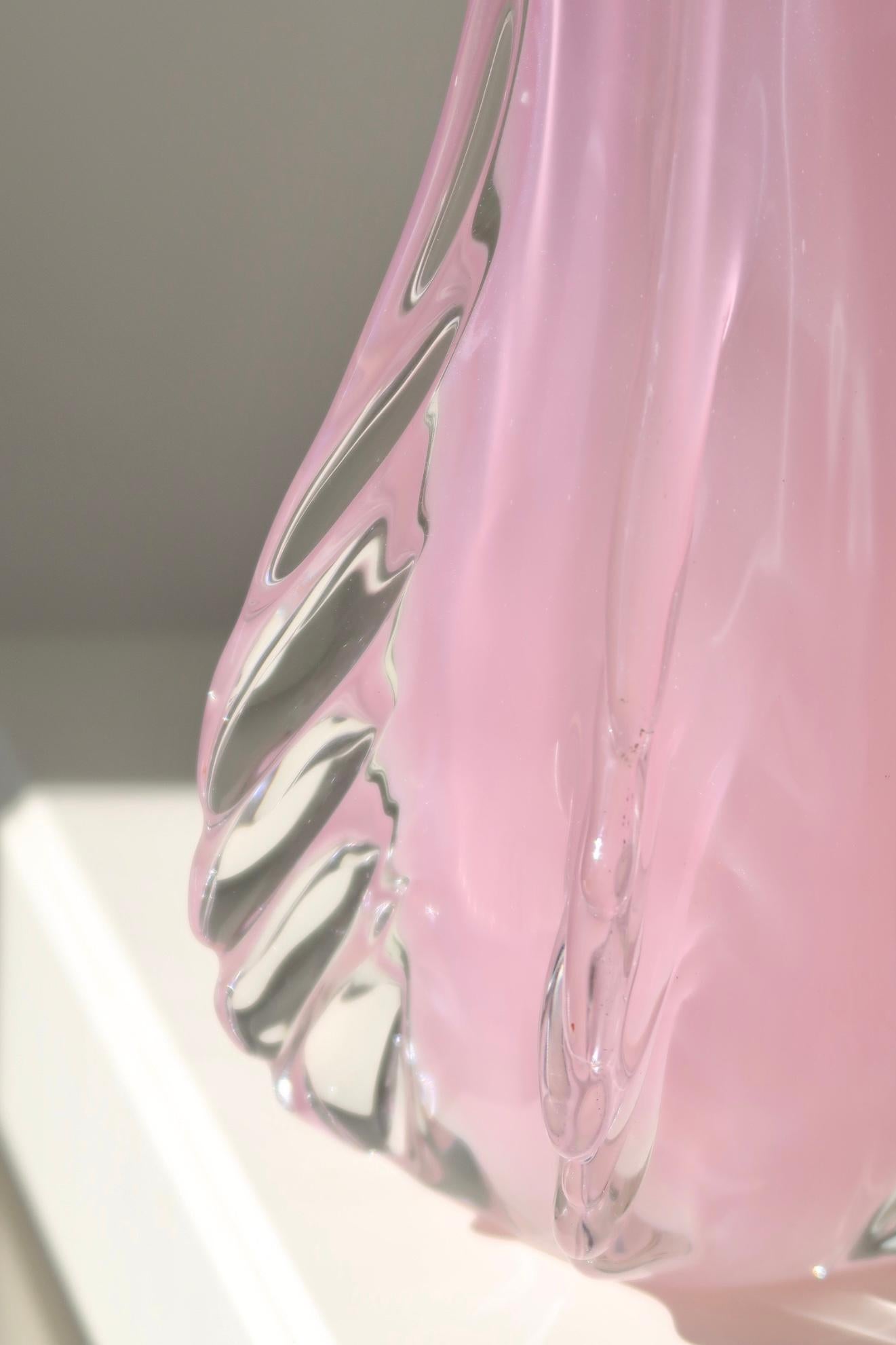 Vintage große Murano Vase in rosa / rosa Alabasterglas. Diese Art von Glas ist aufgrund seiner Seltenheit und des absolut atemberaubenden Farbtons zu einem Sammlerstück geworden. Die Vase ist mundgeblasen und hat eine organische Form. Handgefertigt