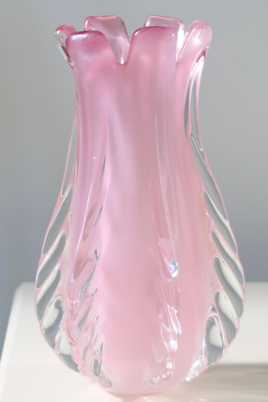 Vintage Murano 1960s Italian Bubble Gum Pink Alabastro Opal Ribbed Vase In Good Condition For Sale In Copenhagen, DK