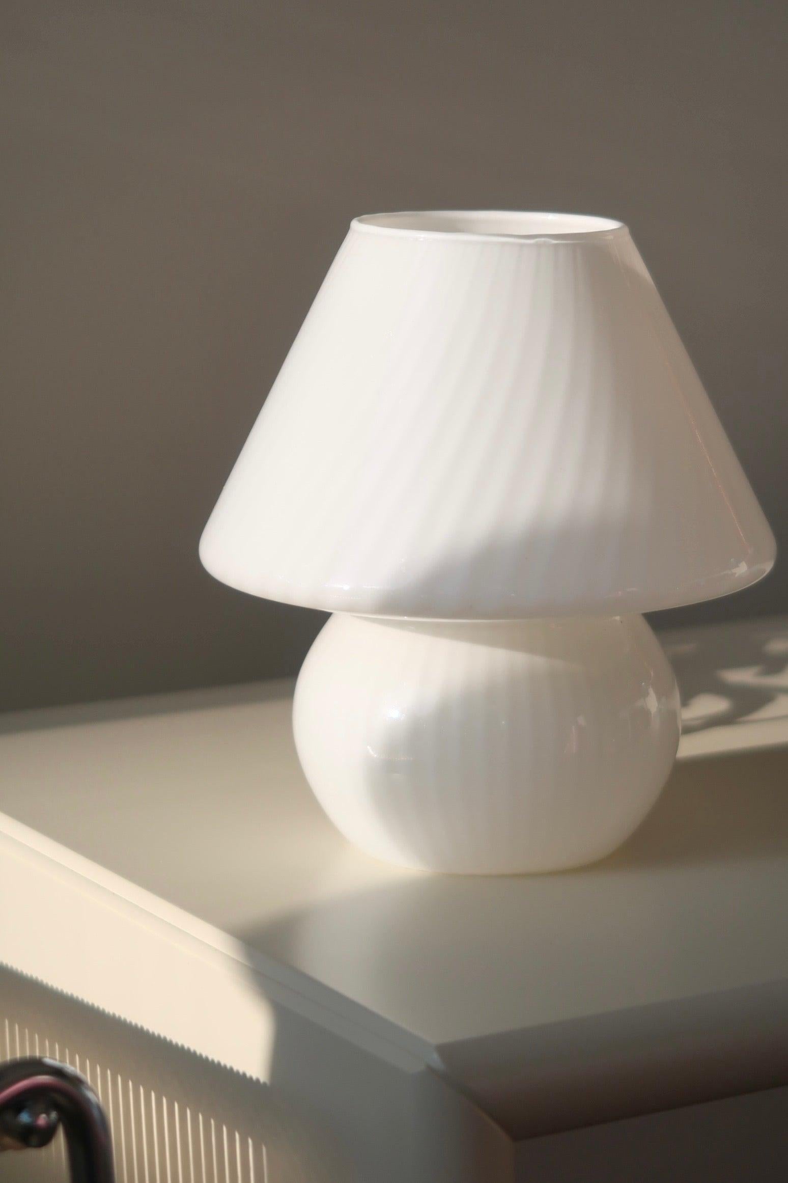 Vintage Murano lampe de table champignon bébé. Soufflé à la bouche en verre blanc avec un motif tourbillonnant. Fabriqué à la main en Italie, dans les années 1970, et livré avec un nouveau cordon blanc. Mesures : H:18.5cm D:17cm.