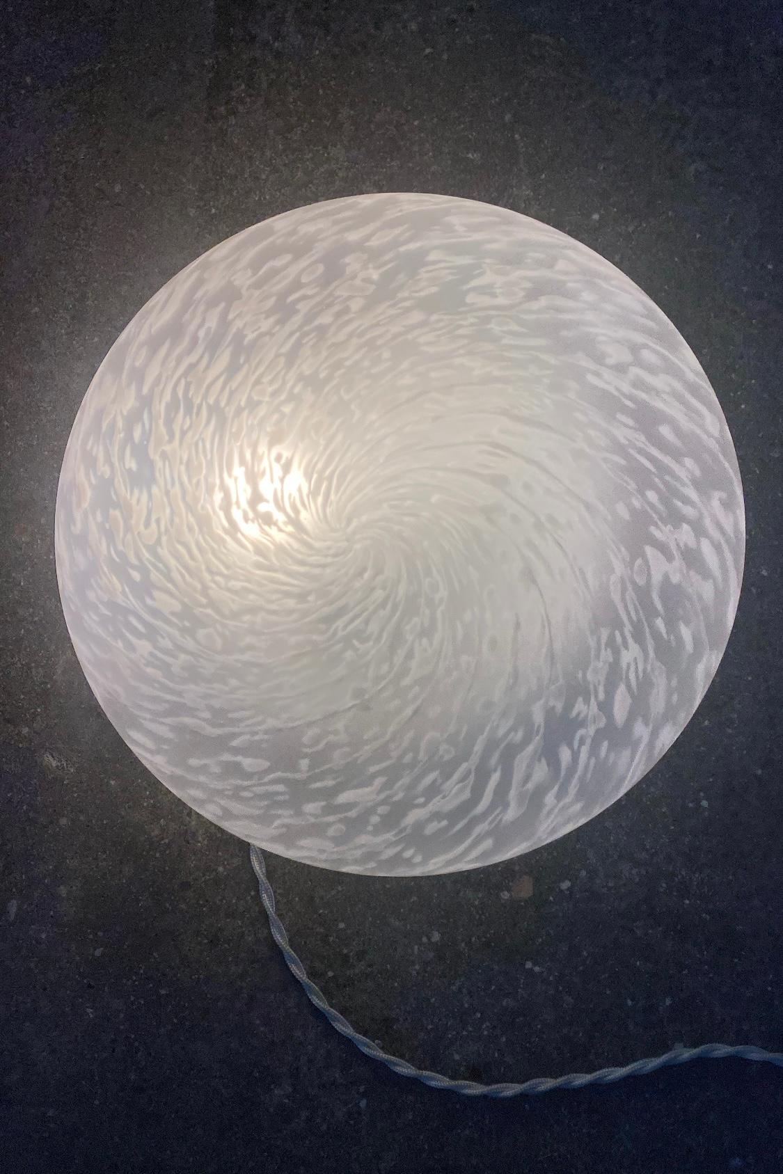 Vintage Murano plafond ceiling lamp / wall lamp. Mouth-blown glass with a satin matte surface and white swirl and white base. E27 socket. Handmade in Italy, 1970s.

D: 30 cm H: 12 cm.