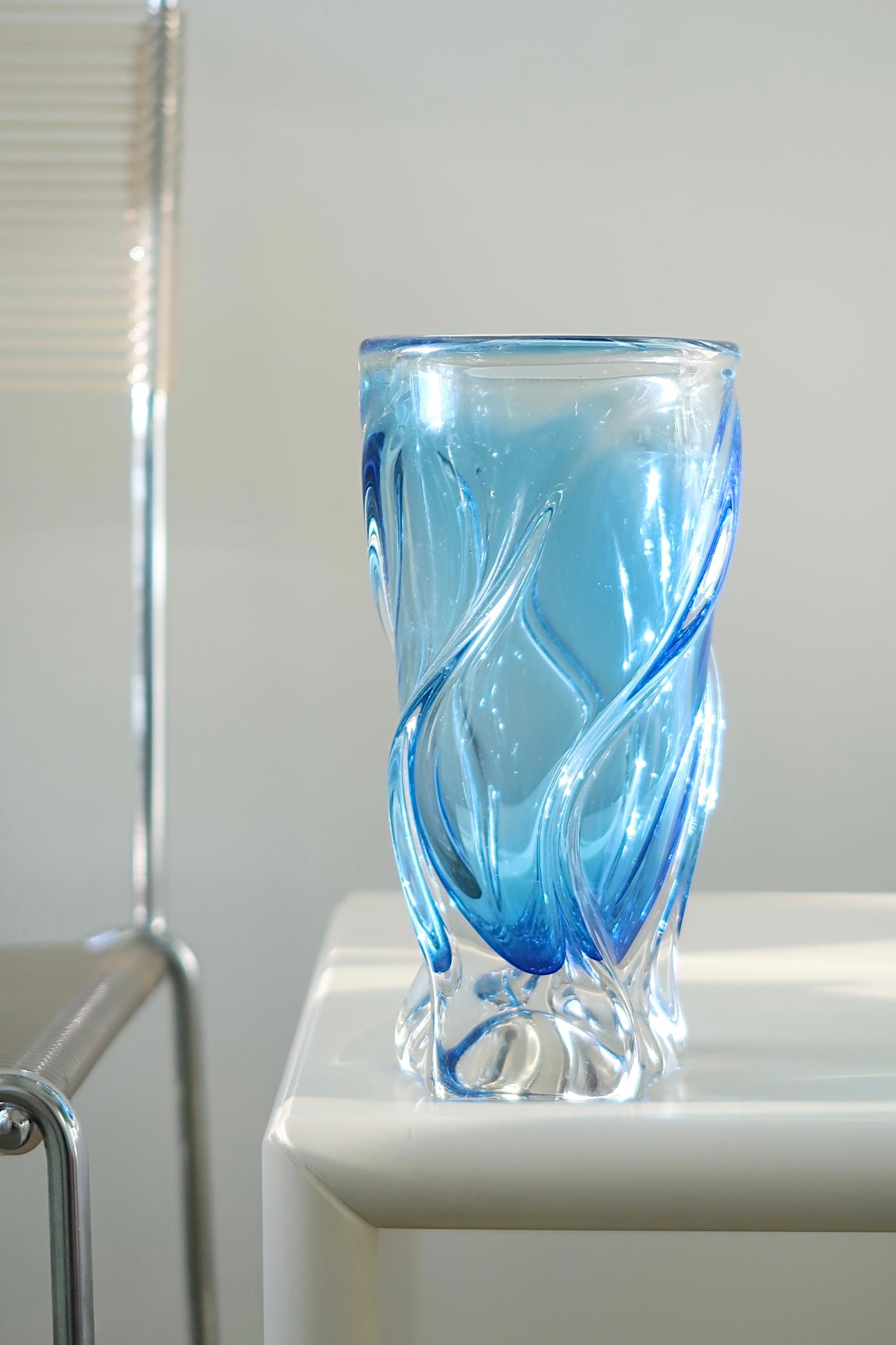 Vintage Murano glass vase in shades of blue. The vase is mouth-blown glass with a swirl pattern. A beautiful sculpture. Handmade in Italy, 1970s.

Measures: H:20 cm D:10 cm??

.