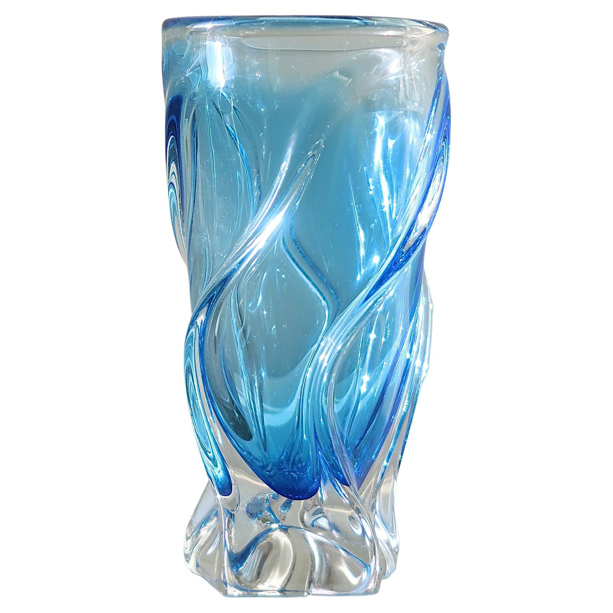 Vase en verre Sommerso bleu italien à tourbillons vintage de Murano des années 1970