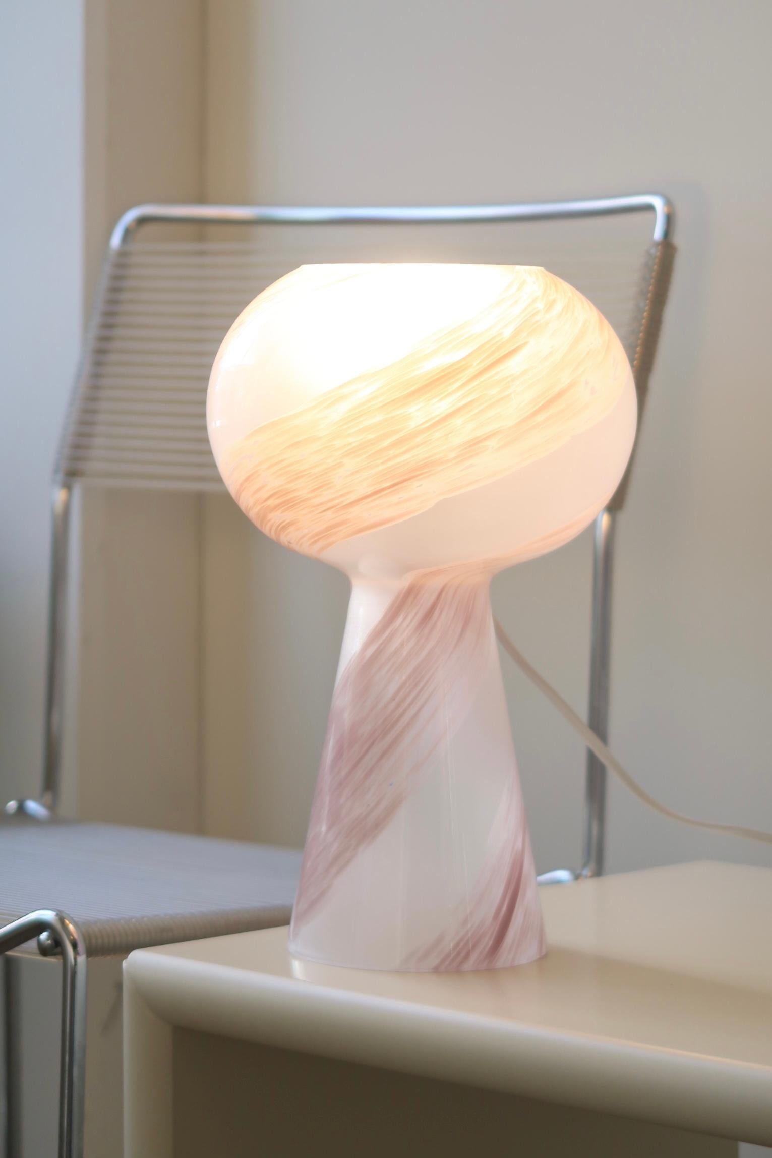 Vintage Murano 1970s Rose Pink Swirl Rare Shaped Table Lamp In Good Condition In København, DK