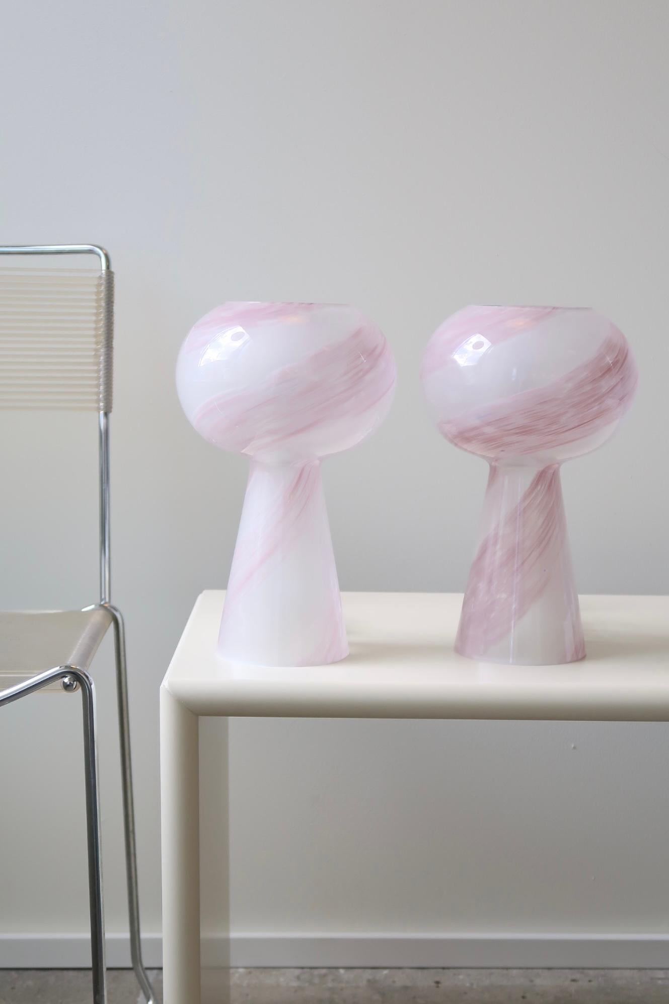 Vintage Murano 1970s Rose Pink Swirl Rare Shaped Table Lamp For Sale 1