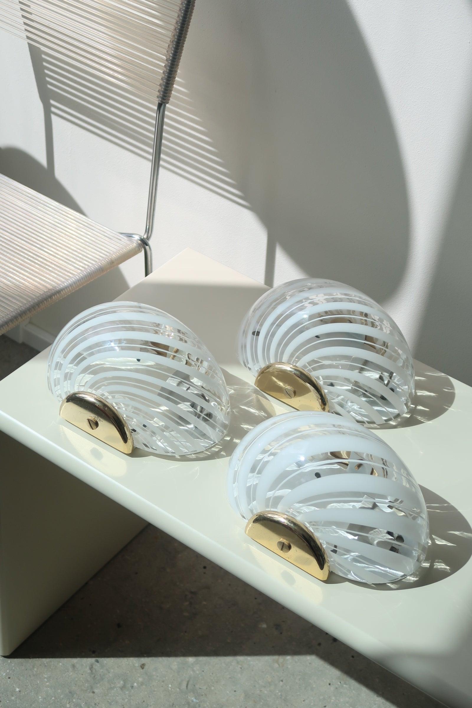 Applique classique vintage Murano en verre blanc et cristal avec motif tourbillonnant et raccord plaqué laiton. Taille parfaite pour votre entrée, dans la cuisine, dans la salle de bains ou comme lampe de lecture dans la chambre. Simple et facile à