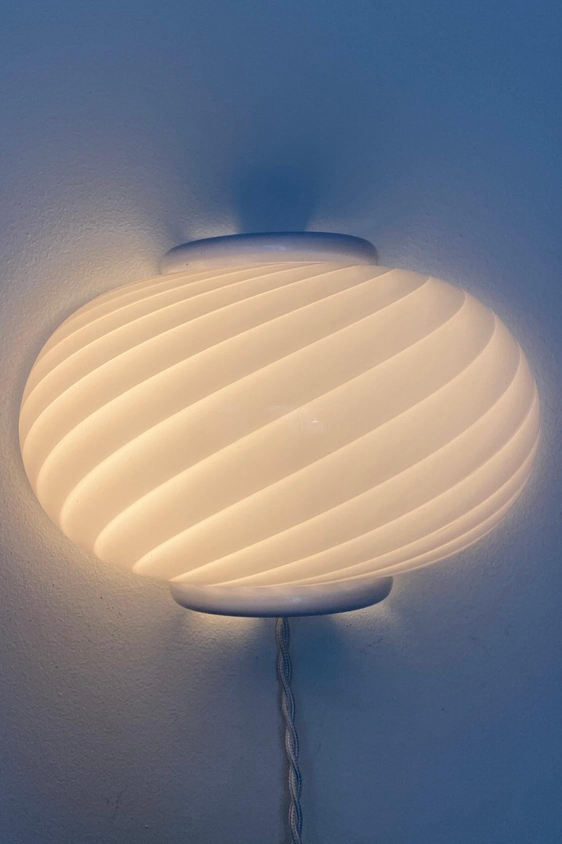Vintage Murano 1970s white Swirl Glass Wall Lamp Applique Scone mouth blown For Sale 2