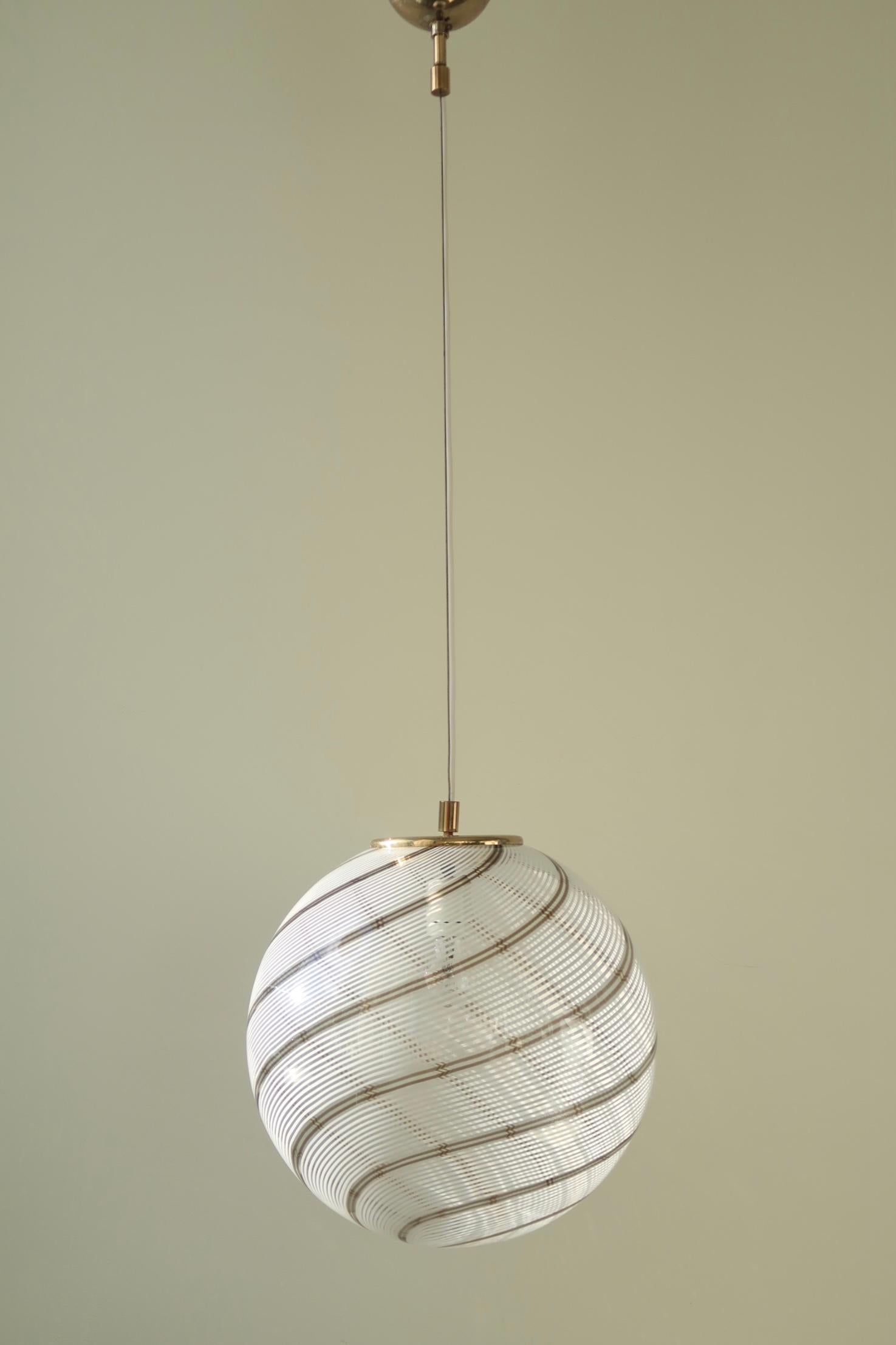 Vintage Murano Filigrana Sphere Globe Swirl Glass Pendant Lamp In Good Condition In Copenhagen, DK