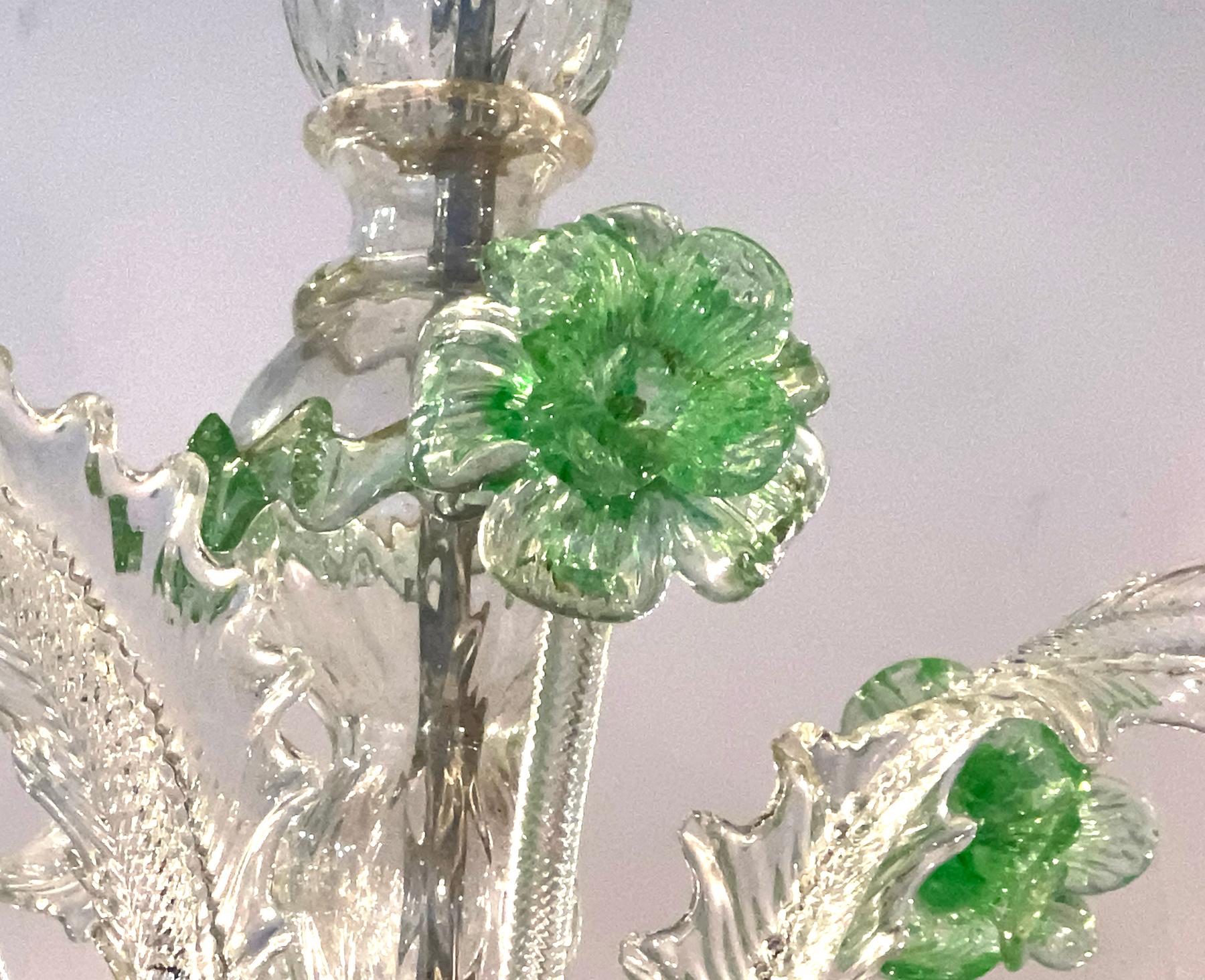 Hollywood Regency Lampadario vintage di Murano a 5 luci in vetro trasparente con accenti verde pallido in vendita