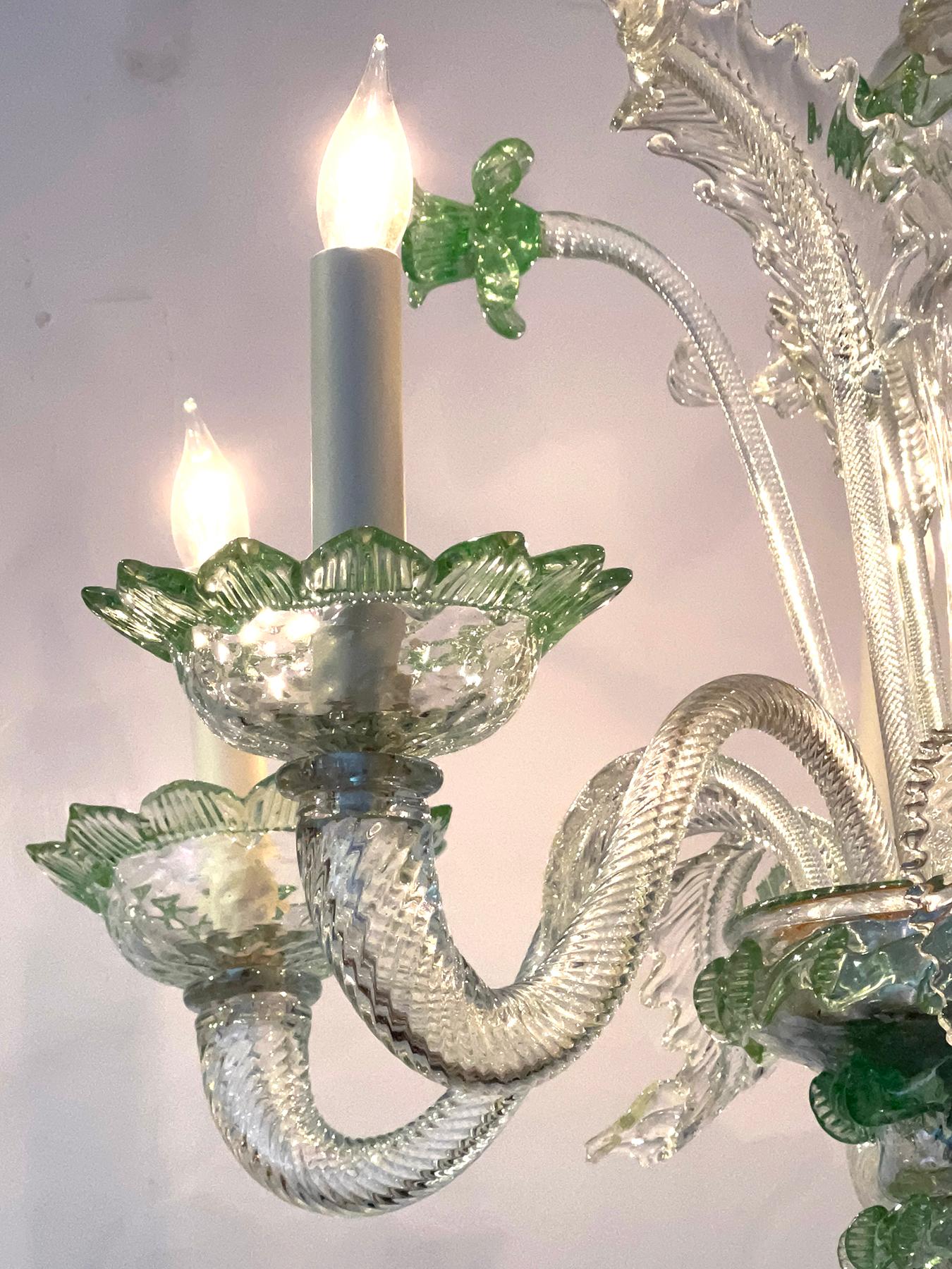 Italiano Lampadario vintage di Murano a 5 luci in vetro trasparente con accenti verde pallido in vendita