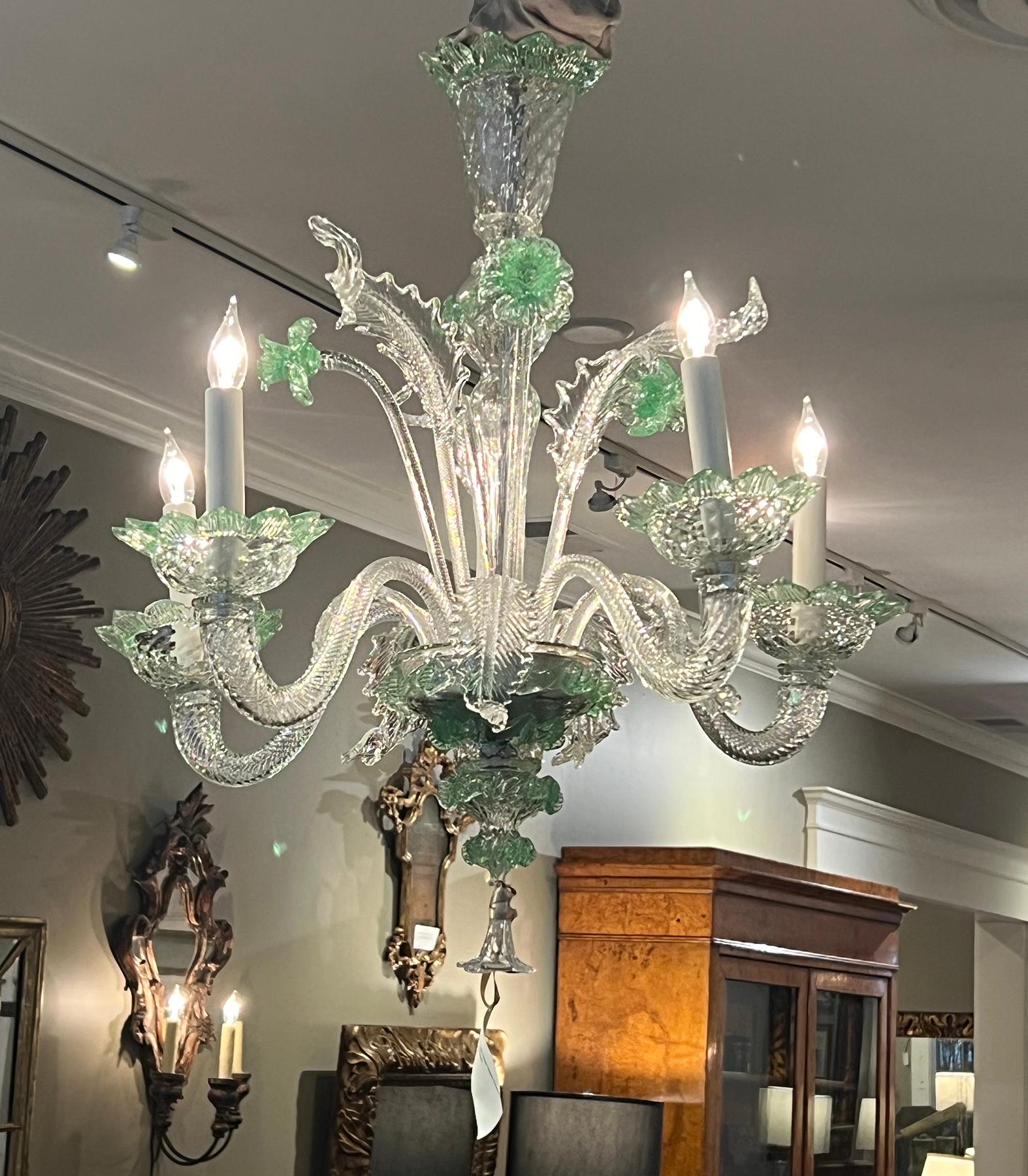 Metà XX secolo Lampadario vintage di Murano a 5 luci in vetro trasparente con accenti verde pallido in vendita