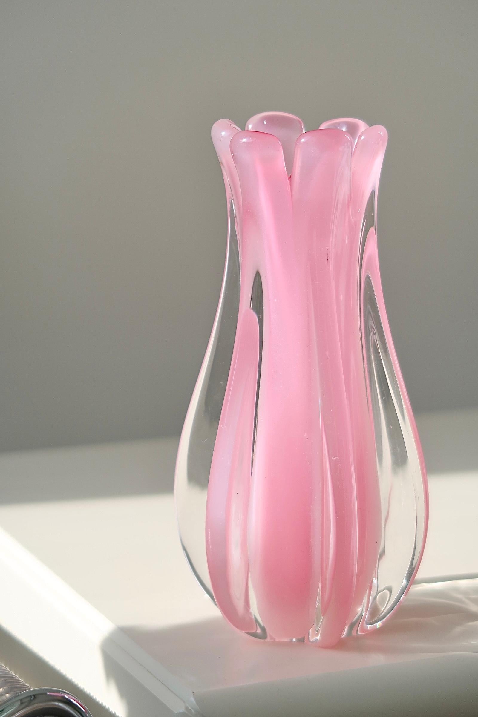 Vintage Murano 1960s Italian Bubble Gum Pink Alabastro Opal Ribbed Vase In Good Condition In Copenhagen, DK