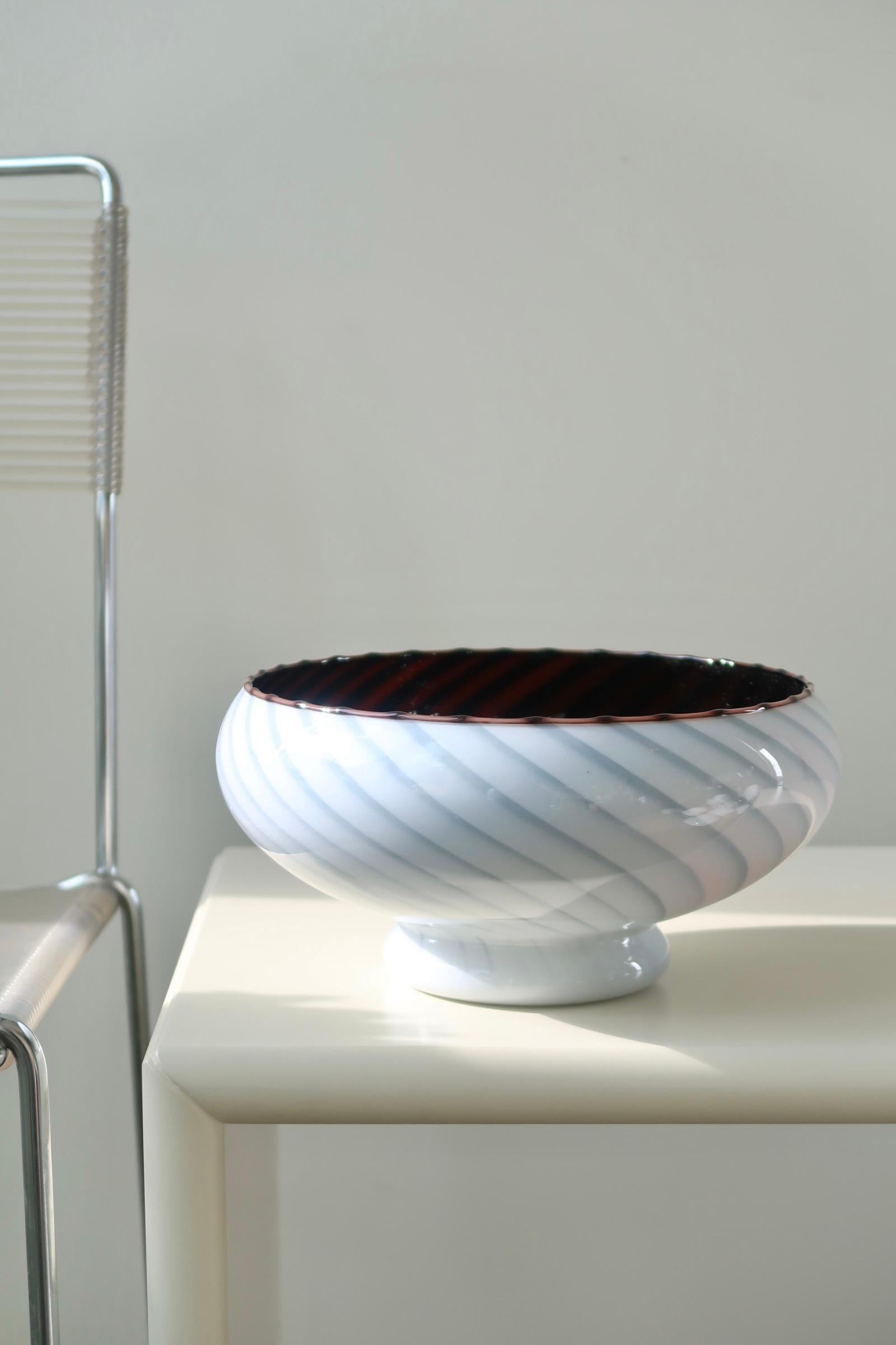 Vintage Murano dish / bowl with swirl pattern. Verre opale blanc soufflé à la bouche avec un centre sombre dans une forme organique. Sa taille est idéale pour conserver les fruits ou les servir. Fait à la main en Italie, années 1970. D&H : 25 cm H :