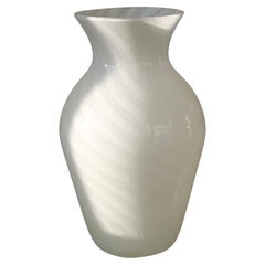 Vase en verre blanc tourbillonnant italien des années 70 de Murano, H23 cm 