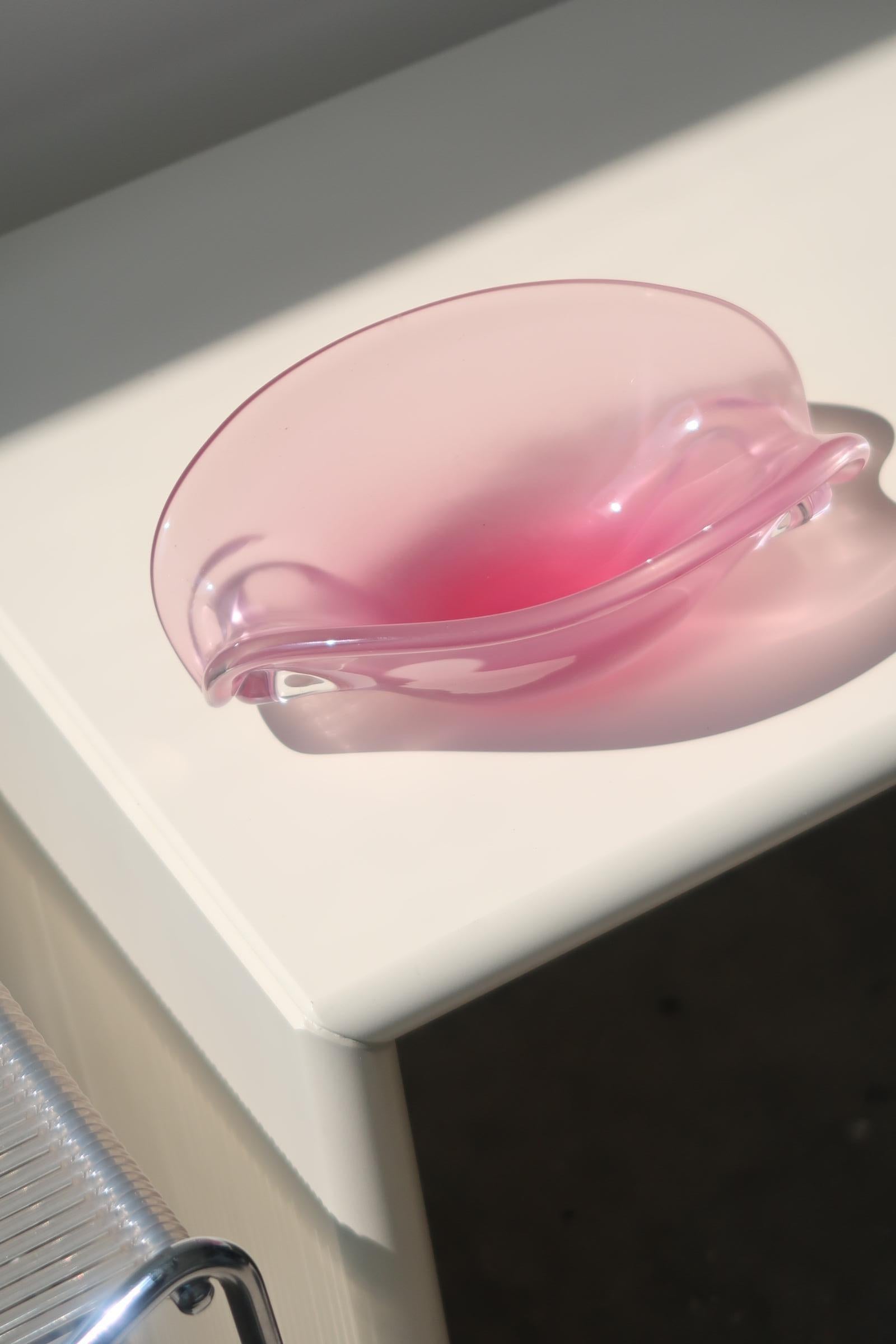 Vintage Murano pink clam bowl. Mouth-blown in alabaster glass inspired by a seashell and has the perfect size for jewelry or for serving. Handmade in Italy, 1950-1960s ? Measures: L: 22 cm W: 15 cm H: 8 cm ?.