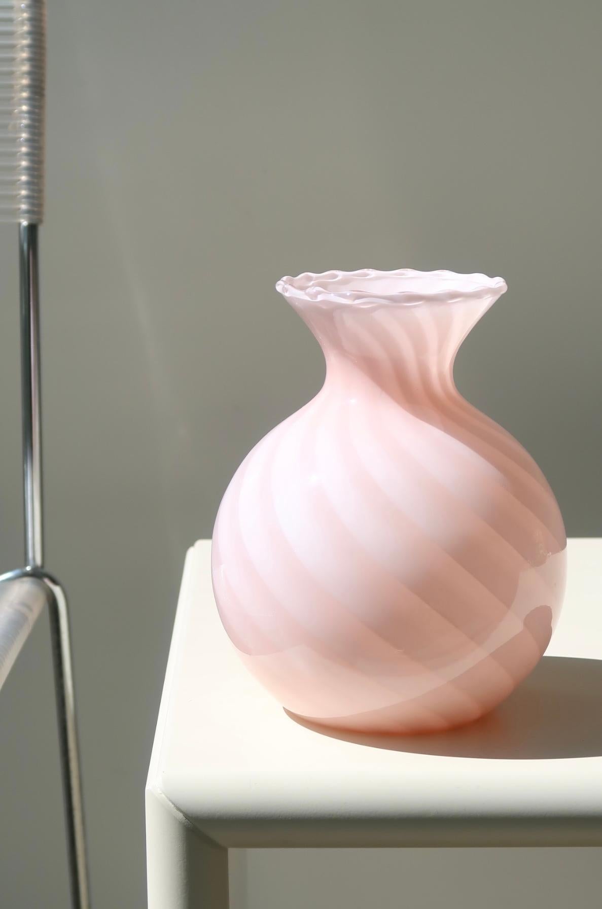Beautiful vintage Murano glass vase in a nice pink shade. Mouth-blown glass with swirl pattern. Traces of use inside and has a burst air bubble from production. Handmade in Italy, 1970s. H: 17 cm D: 15 cm.