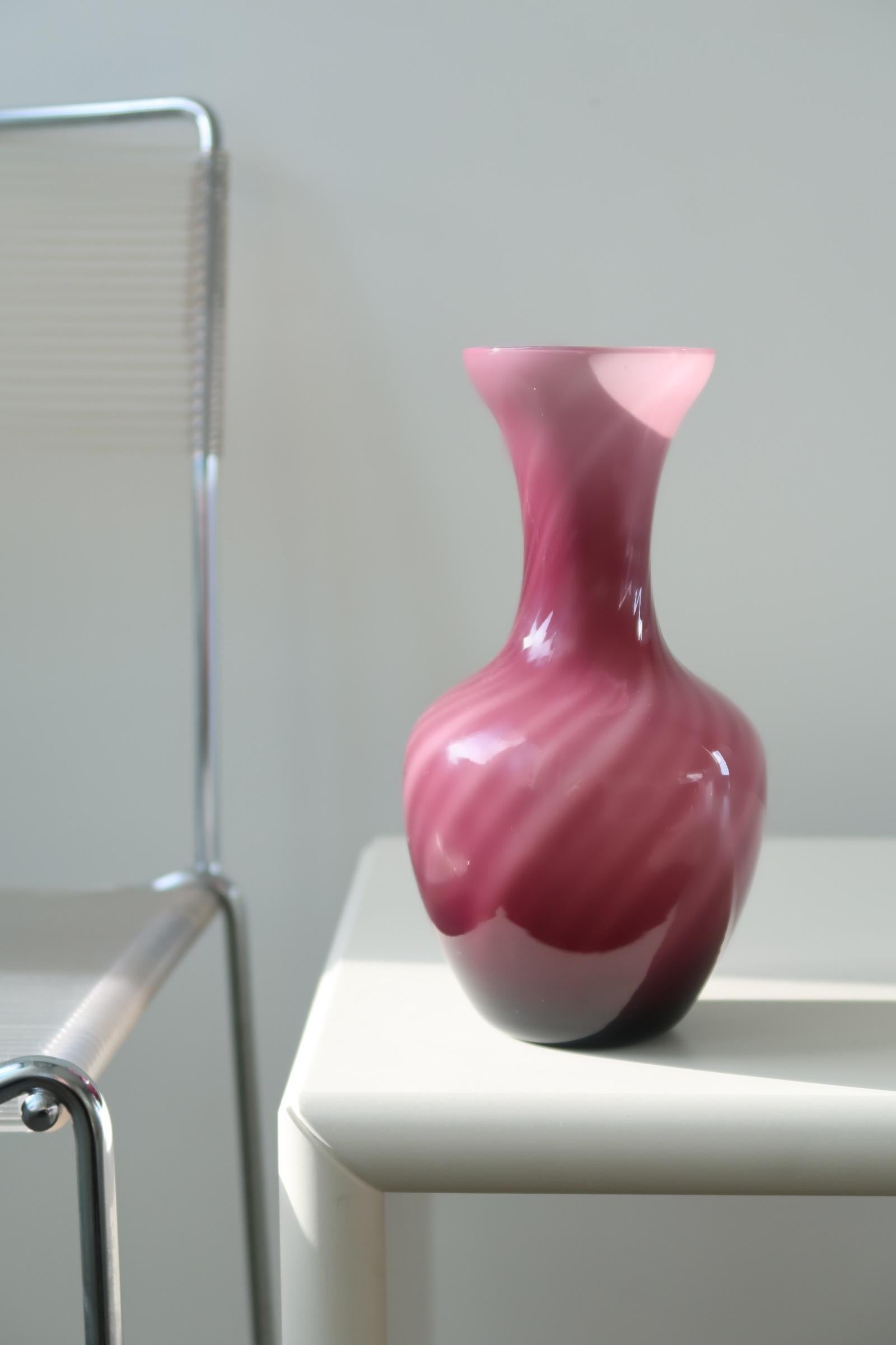 Vintage Murano glass vase with swirl. Mouth blown in purple glass in a sculptural form. Handmade in Italy, 1970s. Measures: H:20cm D:11cm.
