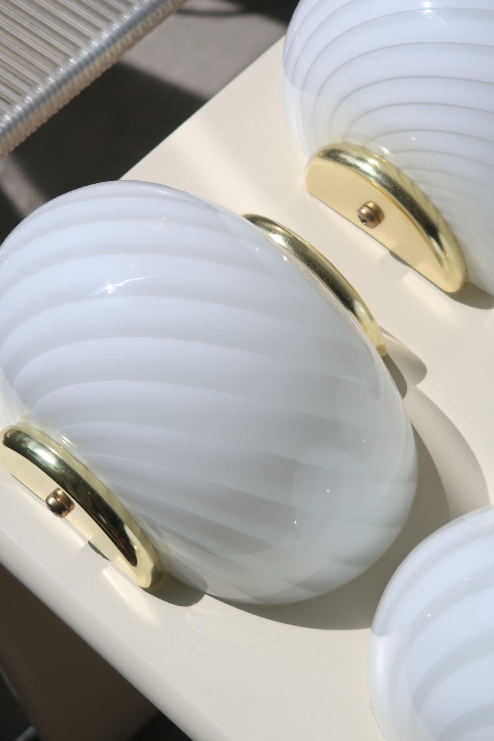 Beautiful, classic vintage Murano wall lamp in white glass with swirl pattern and brass fittings. Perfect size for your entrance, in the kitchen, in the bathroom or as a reading lamp in the bedroom. Super easy to install. The lamps originate from a