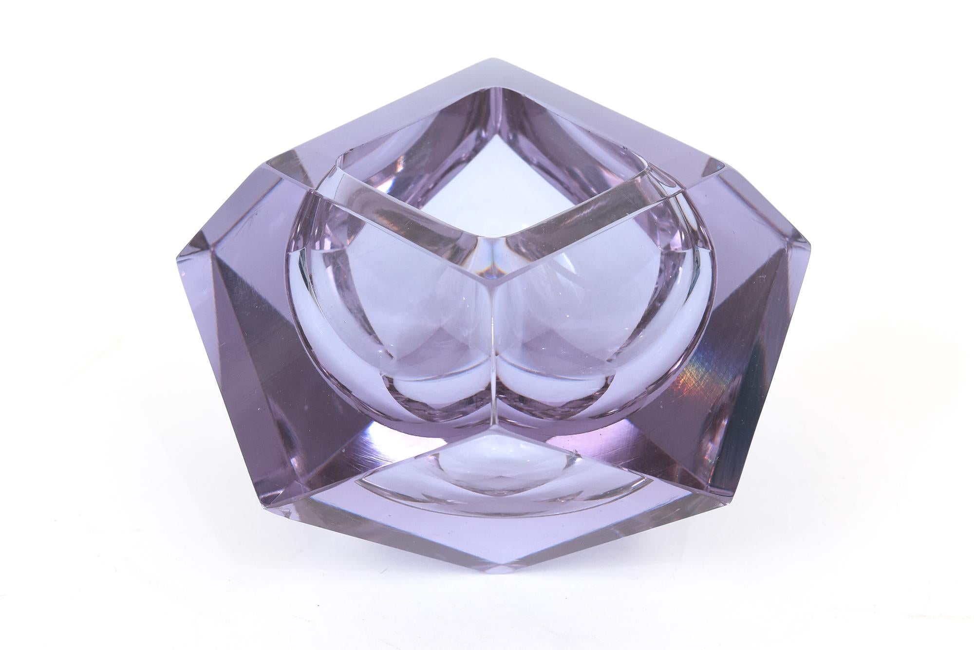 Este precioso cuenco facetado vintage de Murano Alessandro Mandruzzato de color morado brilla con luz propia. Es de los años 70 y tiene un bonito color morado claro que cambia de saturación de color con diferentes ángulos.
Se puede utilizar como