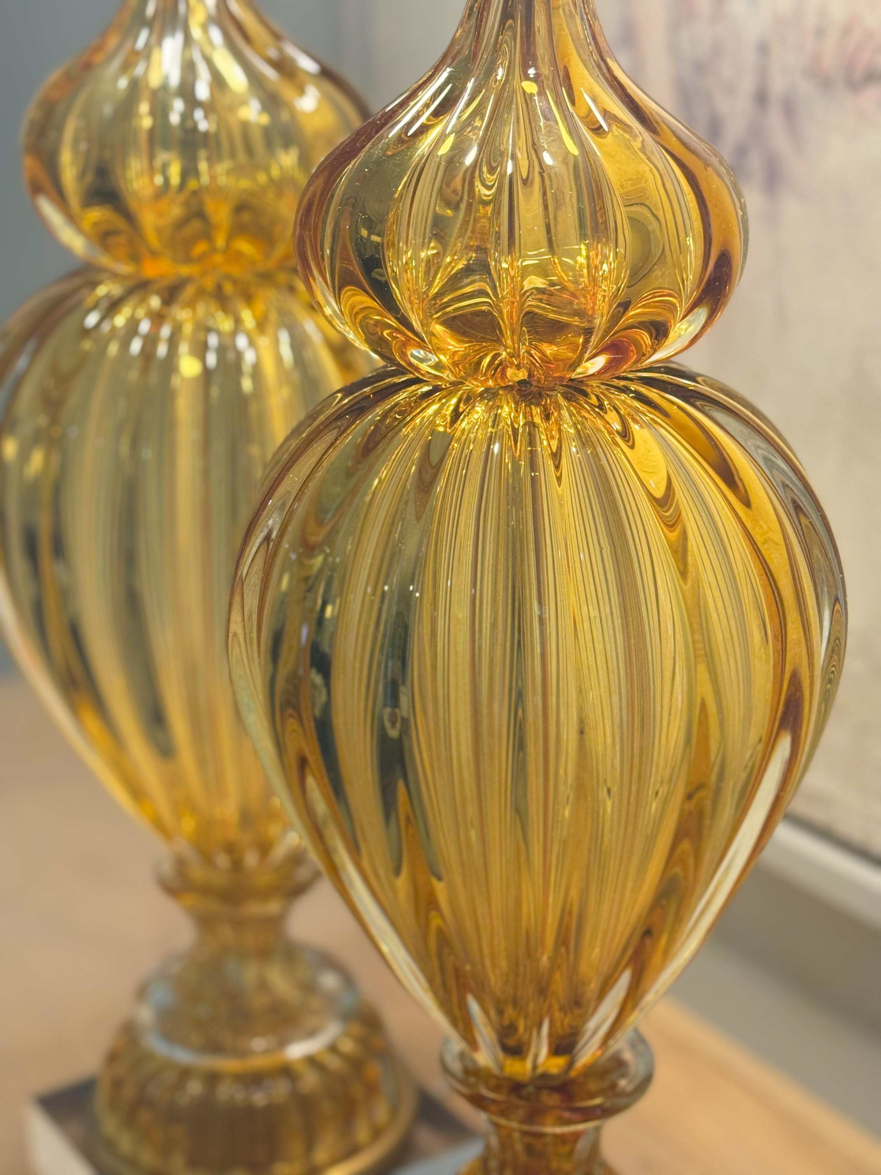 Lámparas de sobremesa vintage de cristal de Murano en ÁMBAR RICO. Esta hermosa pareja de lámparas vintage de cristal de Murano se fabricó para The Marbro Lamp Company. Atribuido a Seguso y soplado a mano en los años 40 ó 50. Tienen un precioso y
