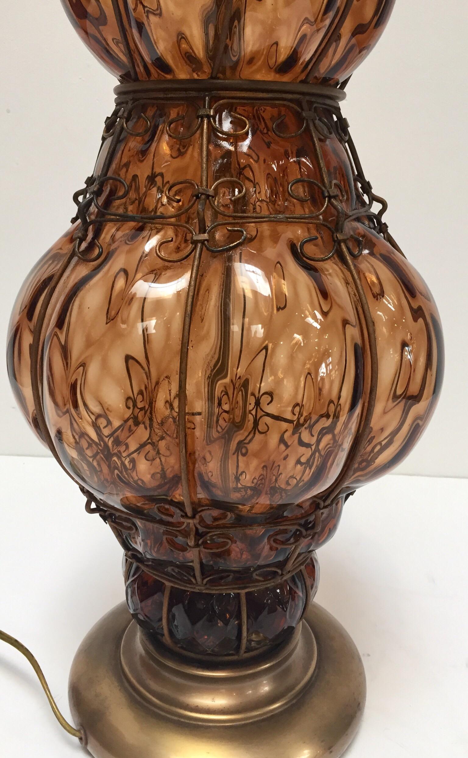 Fait main Lampe de bureau italienne vintage en verre de Murano ambré de style vénitien par Marbro en vente