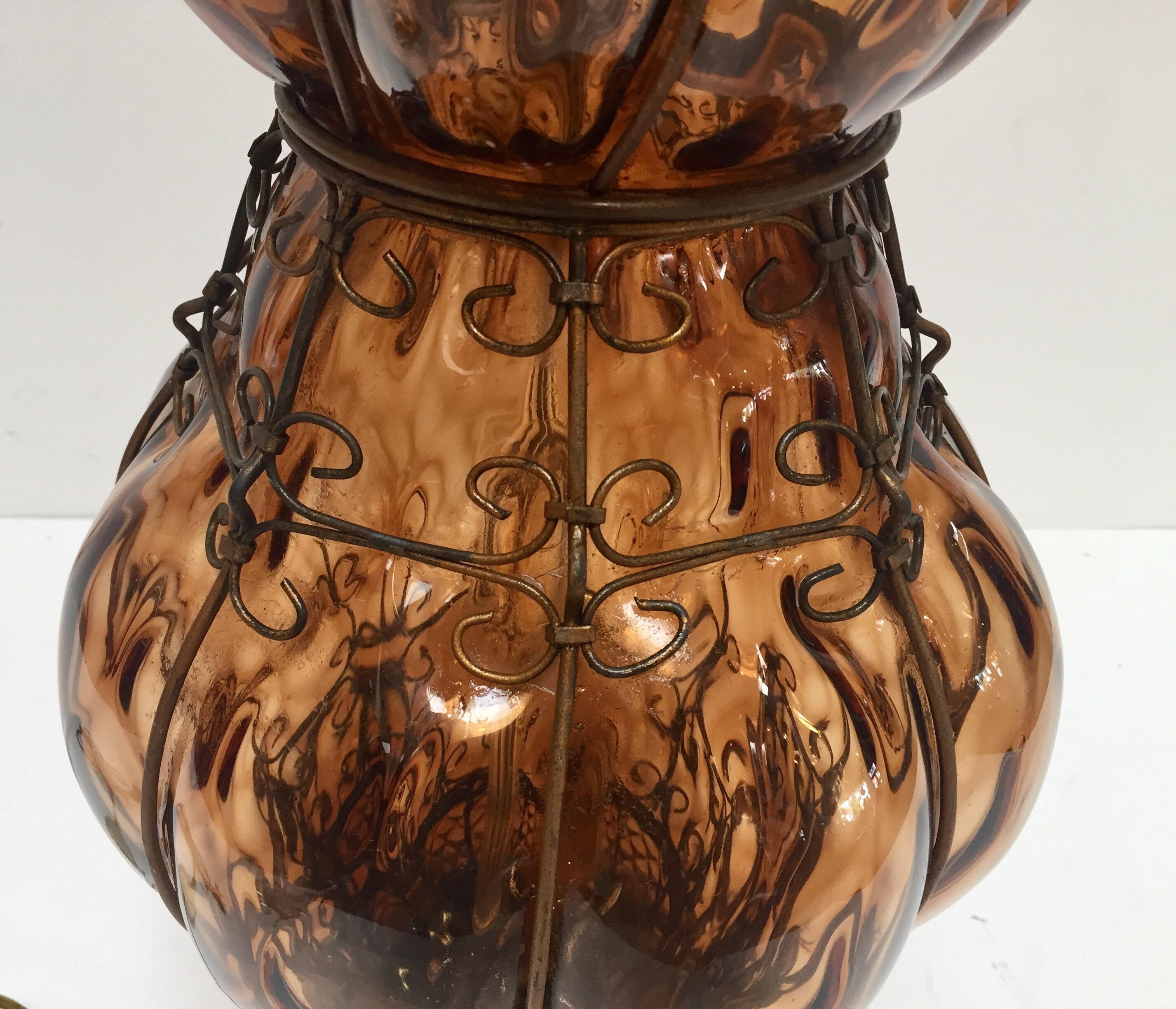 Milieu du XXe siècle Lampe de bureau italienne vintage en verre de Murano ambré de style vénitien par Marbro en vente