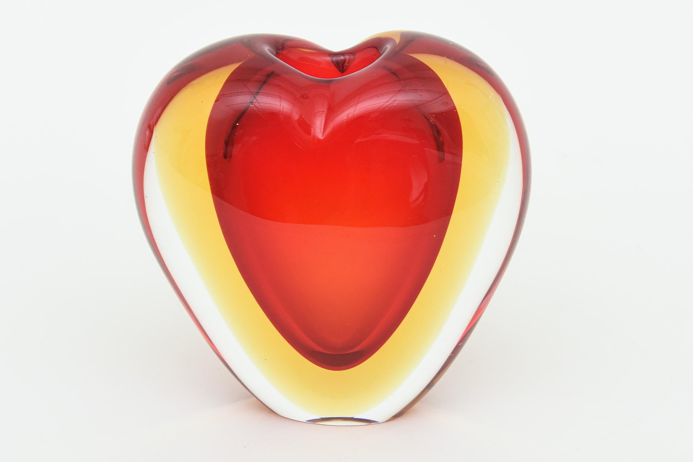 Rote, gelbe Sommerso-Herz-Vase aus Murano, Antonio da Ros für Cenedese (Moderne) im Angebot