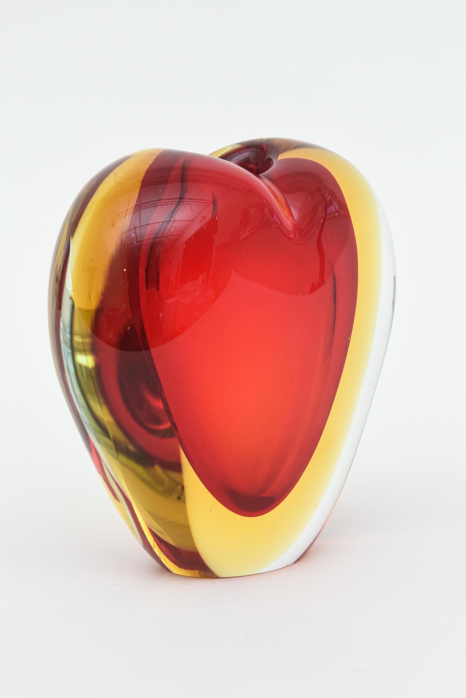 Rote, gelbe Sommerso-Herz-Vase aus Murano, Antonio da Ros für Cenedese (Italienisch) im Angebot
