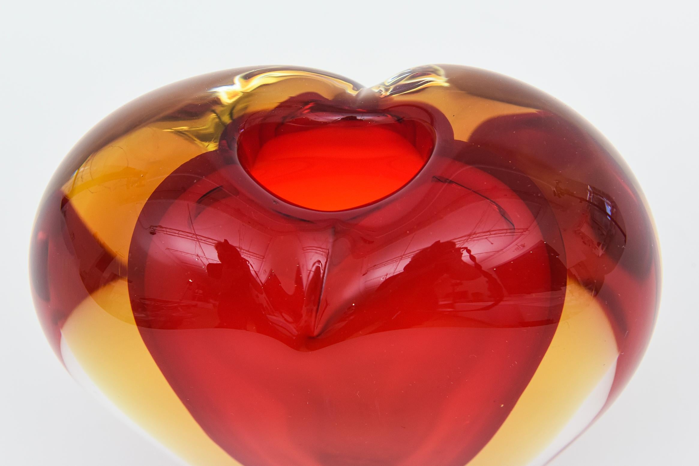 Fin du 20e siècle Vase en forme de cœur rouge et jaune Sommerso vintage de Murano Antonio da Ros pour Cenedese en vente