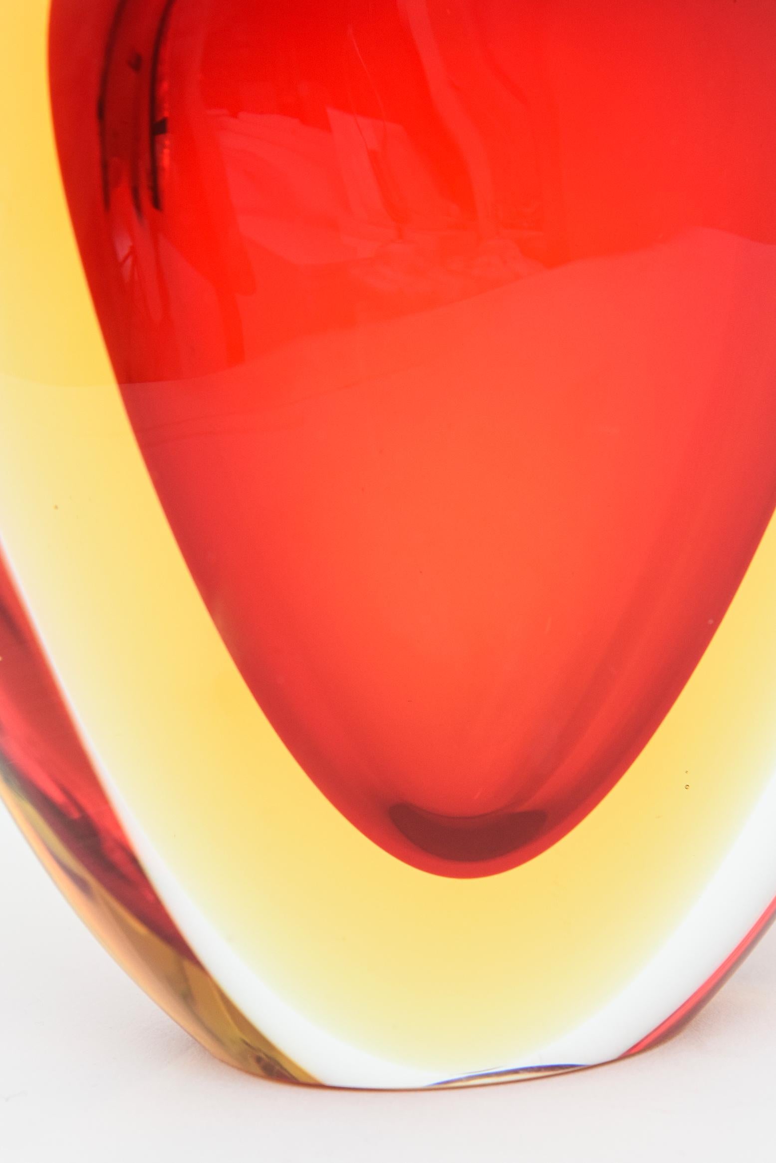 Verre brun Vase en forme de cœur rouge et jaune Sommerso vintage de Murano Antonio da Ros pour Cenedese en vente