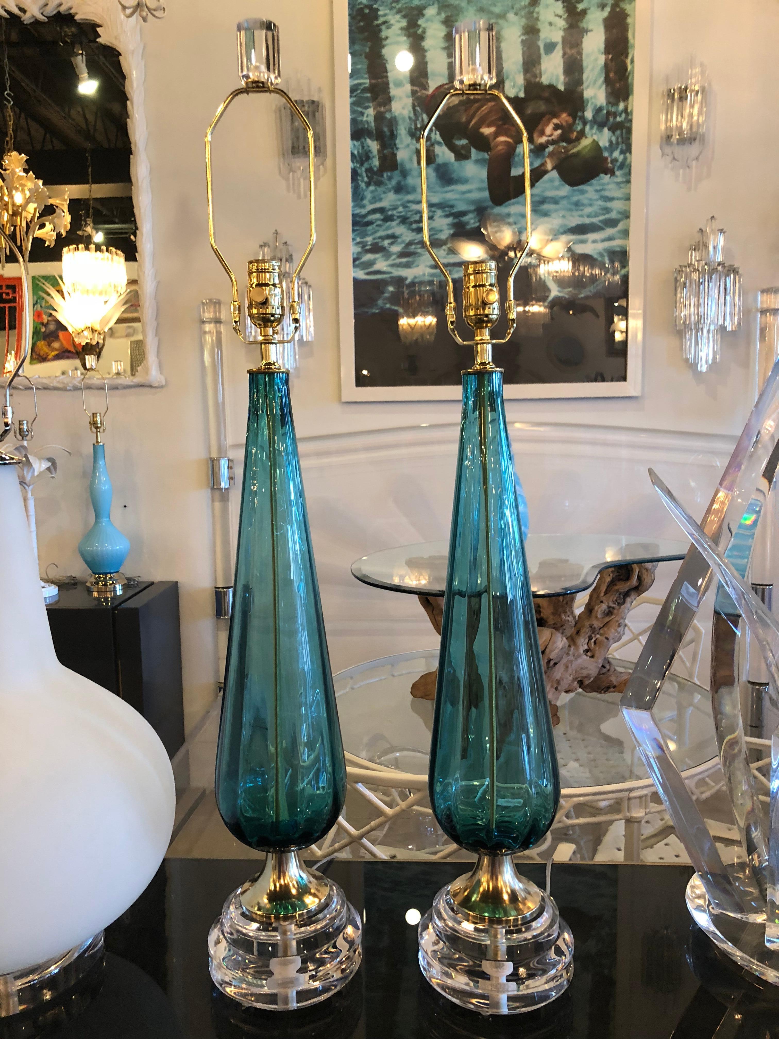 Vintage aqua blue turquoise glass table lamp by Murano. Completely restored. 3-way light, newly wired, new brass hardware, Lucite base and finial, original brass base that has been polished.
36” tall to top of finial.