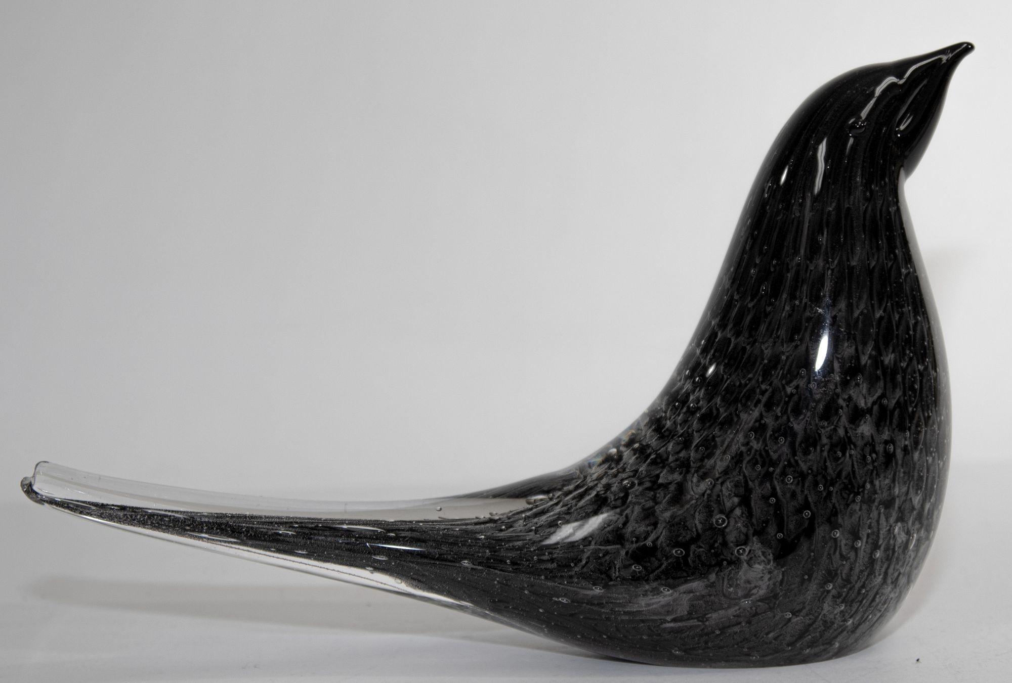 Magnifique oiseau noir en verre Murano moderne du milieu du siècle dernier, en très bon état vintage.
Oiseau en verre de Murano, style Barovier, datant du milieu du siècle dernier.
Magnifique figurine ou presse-papiers en verre soufflé à la main