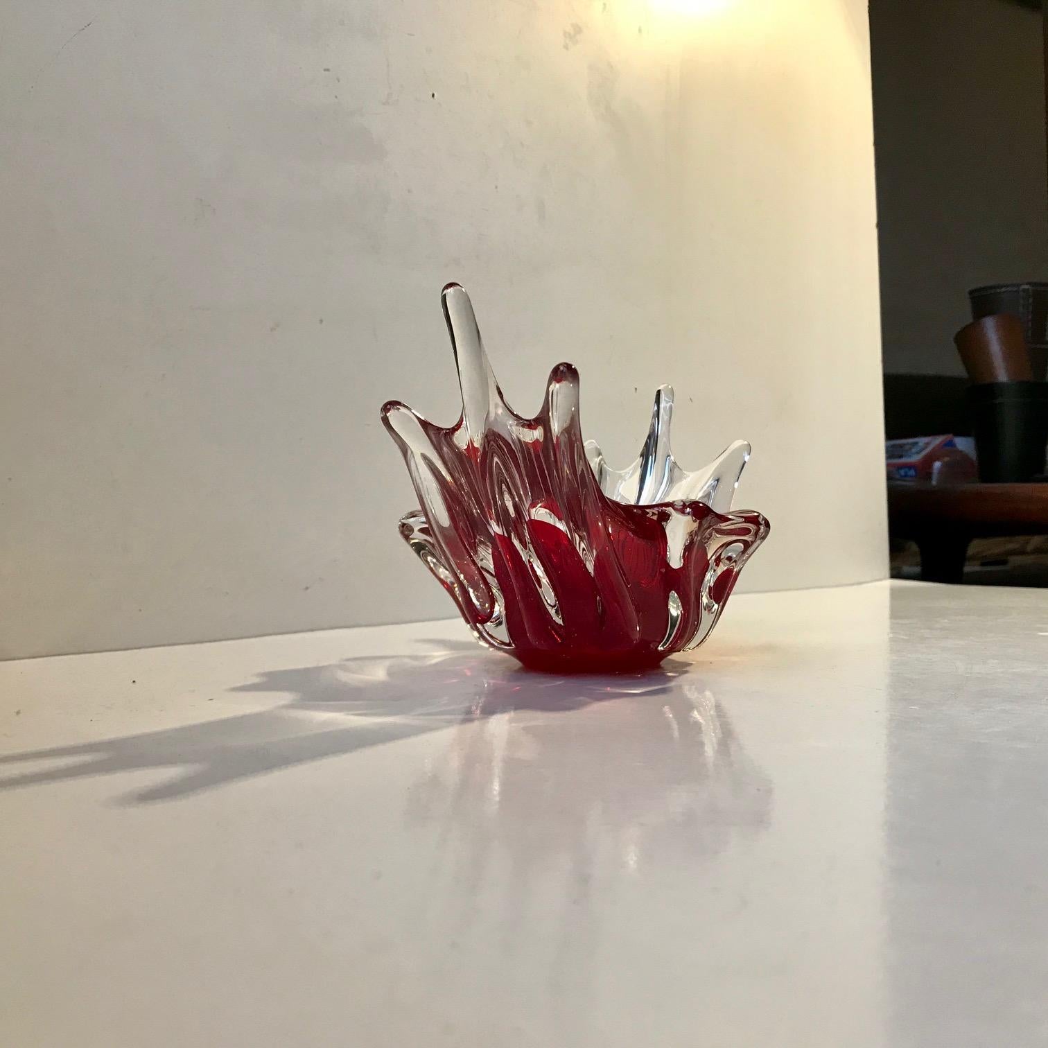 Organically shaped art glass bowl or dish in ruby red and clear handblown glass. Designed and studio made by Fratelli Toso in Murano Italy during the 1960s. Measurements: W: 22, H: 12 cm.