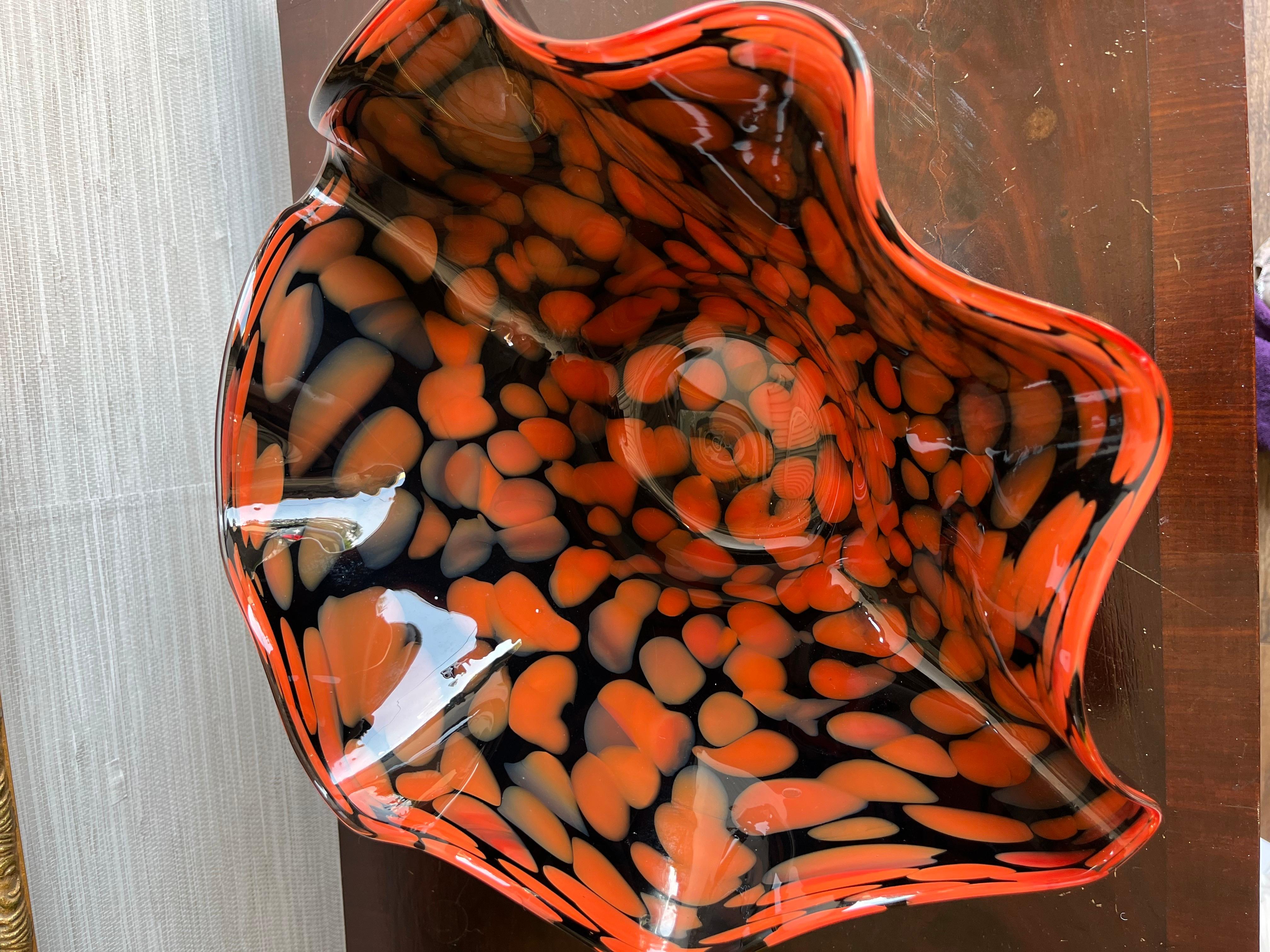 italien Vintage Murano Art Glass Clam Shaped Black Orange Bowl (bol orange noir en forme de palourde) en vente