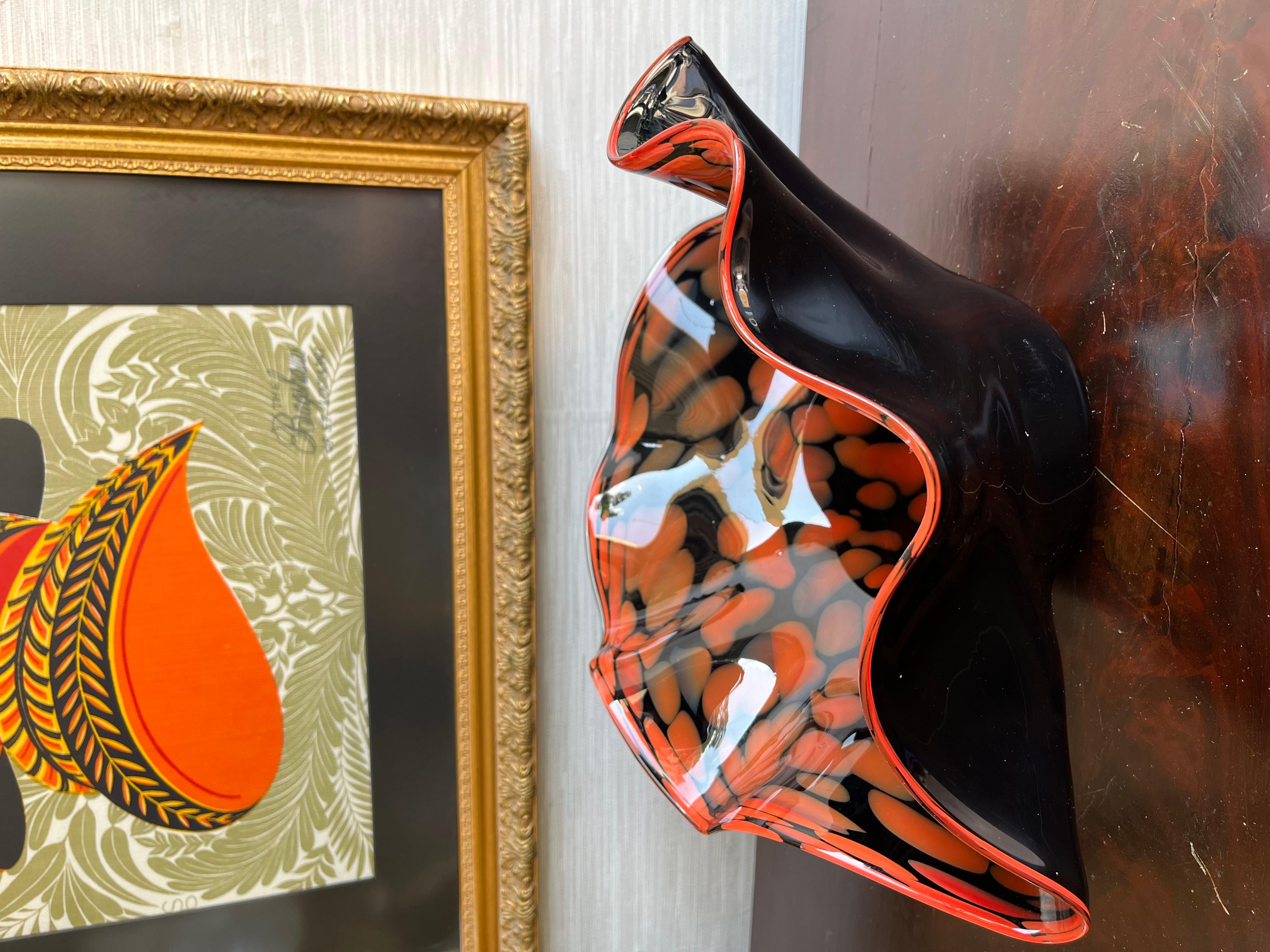 Verre d'art Vintage Murano Art Glass Clam Shaped Black Orange Bowl (bol orange noir en forme de palourde) en vente