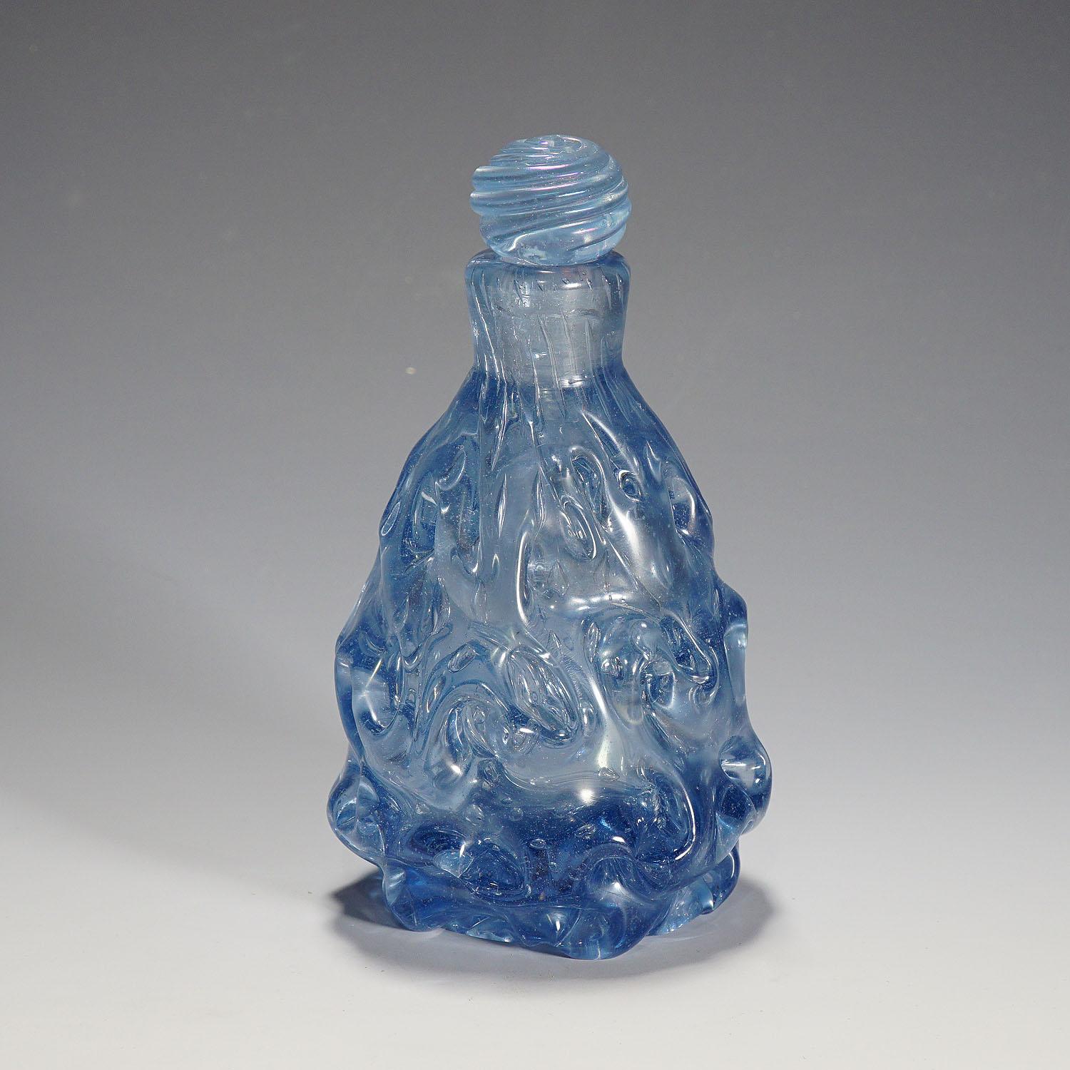 Flacon en verre d'art de Murano vintage par Barovier & Toso (attr.) vers 1950

Magnifique flacon en verre de Murano, très probablement fabriqué par Barovier&Toso, Italie, vers les années 1950. Verre aigue-marine moulé à chaud avec finition irisée et