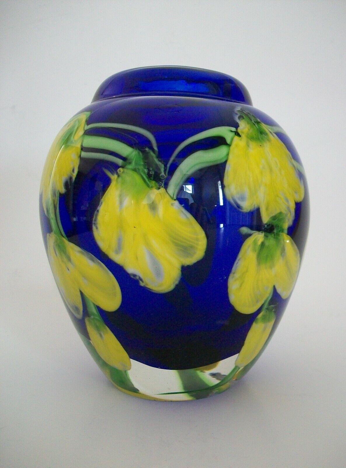 Vase vintage en verre d'art de Murano avec une 'Golden Chain Laburnum' encastrée - combinaison de couleurs bleue et jaune frappante - restes d'une ancienne étiquette en papier ou en feuille à la base - Italie - vers les années 1970.

Excellent