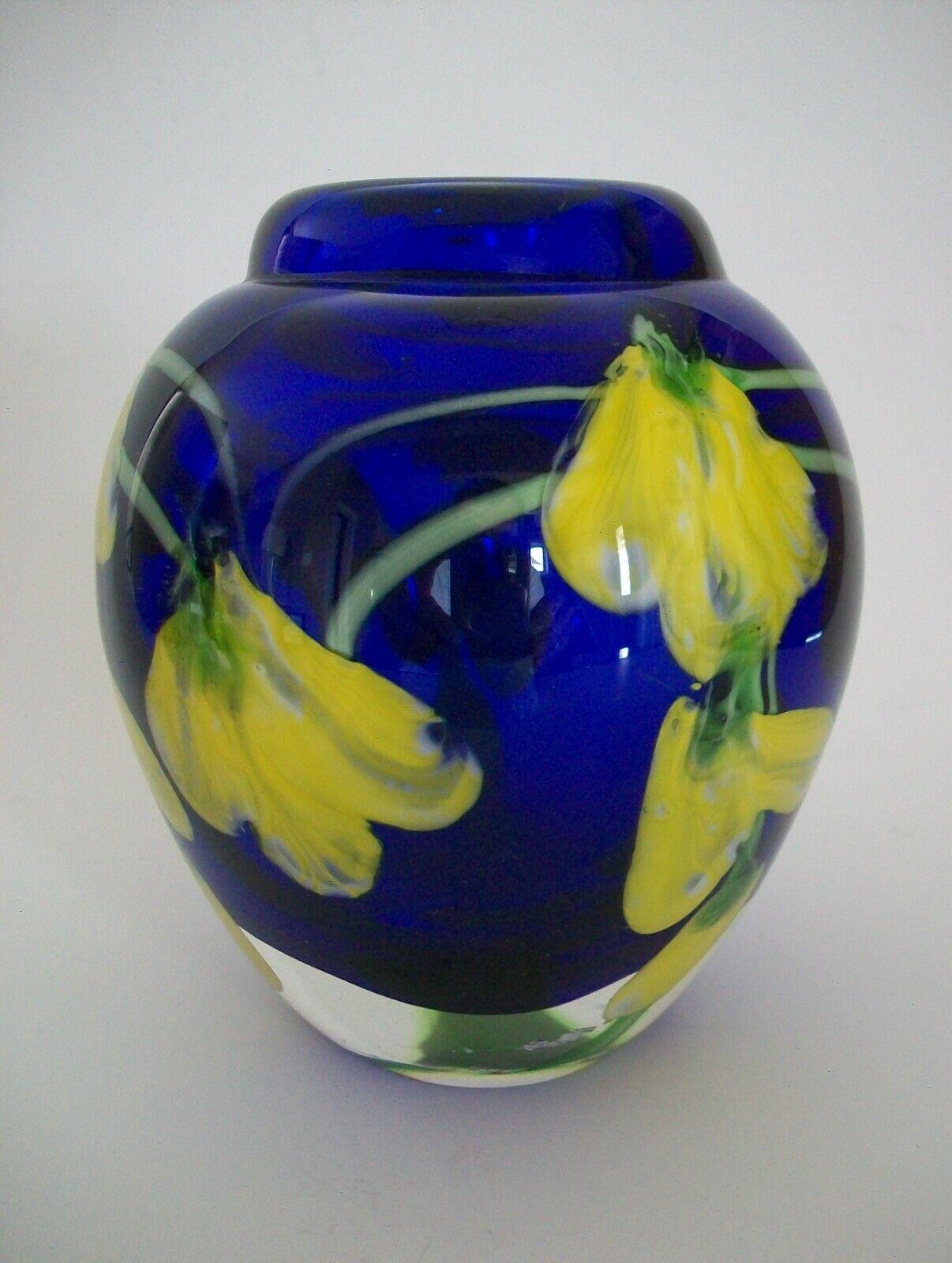 Vintage Murano Art Glass 'Laburnum' Paperweight Vase, Italy, Circa 1970's In Good Condition For Sale In Chatham, ON