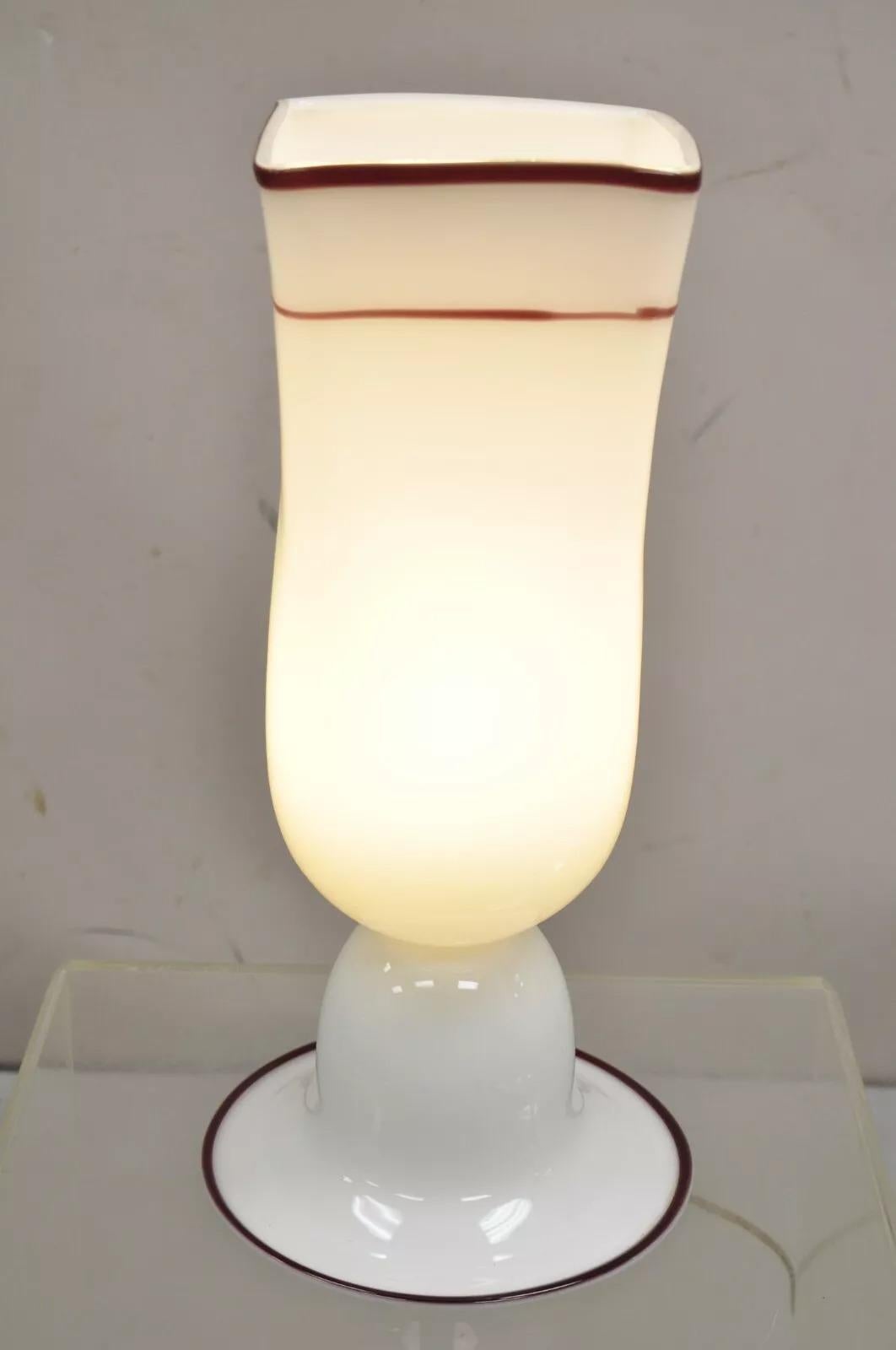 Vintage Murano Art of Vintage Mid Century Italian Modern White and Purple Tulip Table Lamp. Circa Late 20th Century. Dimensions : 18