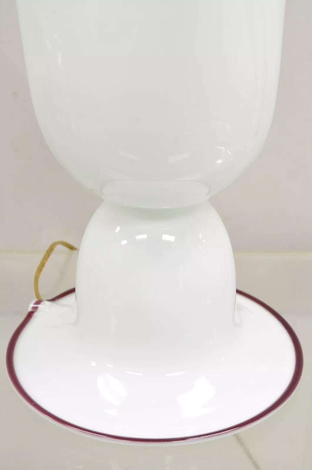 Verre Lampe de bureau tulipe blanche moderne italienne du milieu du siècle dernier en verre d'art de Murano en vente