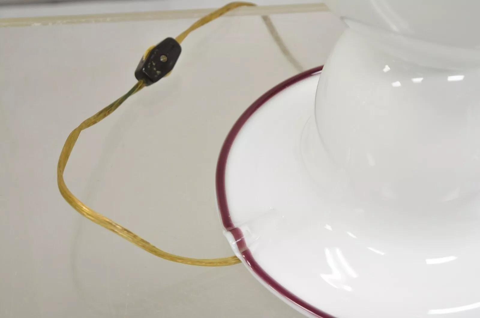 Lampe de bureau tulipe blanche moderne italienne du milieu du siècle dernier en verre d'art de Murano en vente 1