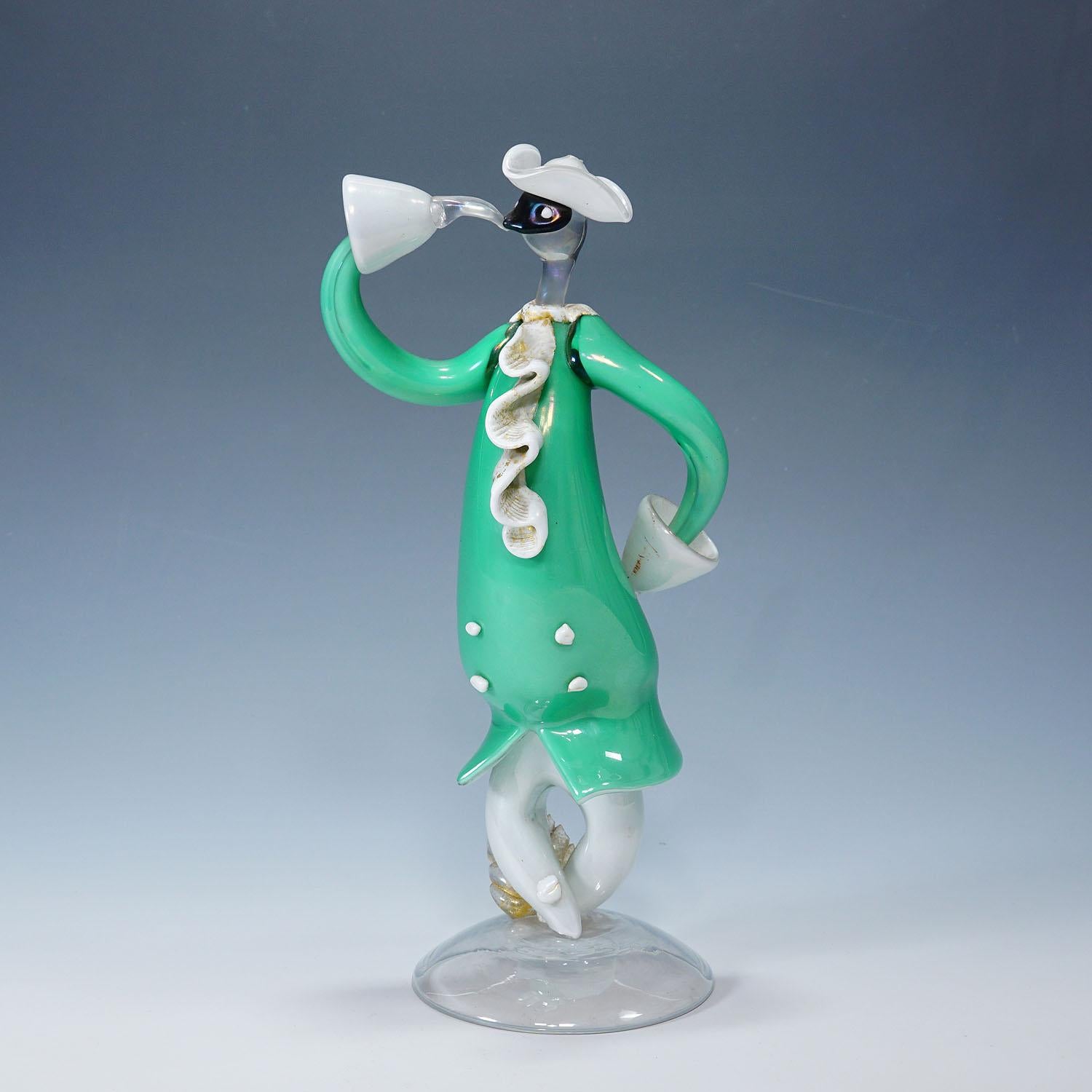 Vintage Murano Art Glass Sculpture of a Venetian Carnivalist, Seguso ca. 1940s
Item e7102
A rare art glass sculpture from the Venetian carnival manufactured most probably by Seguso Vetri D'Arte and designed by Flavio Poli in the 1940ties. Clear