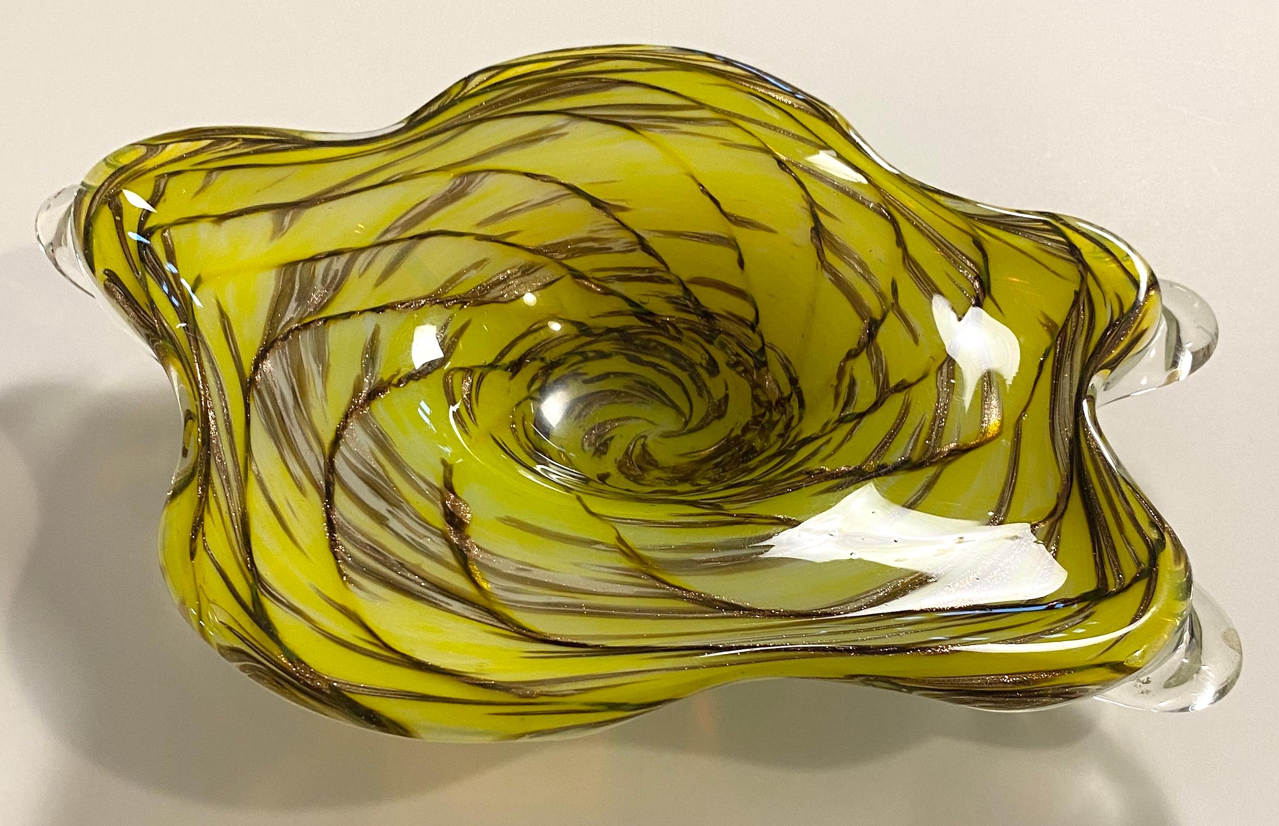 Vintage Murano Art Glass Vide Poche or Italian Glass Decorative Bowl In Good Condition For Sale In Miami, FL