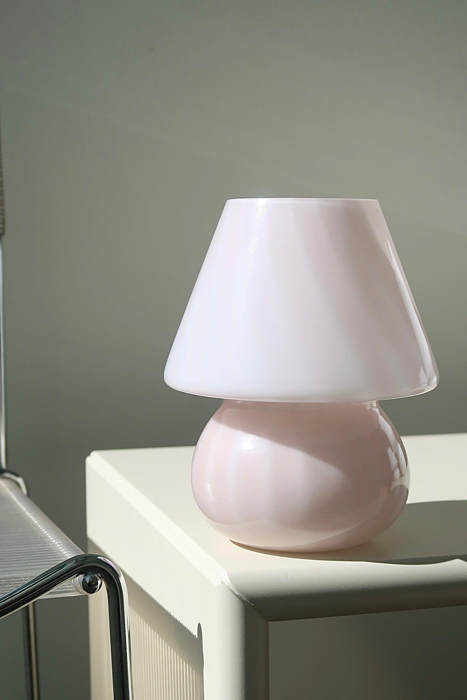 Vintage Murano lampe de table champignon bébé. Lampe soufflée à la bouche en verre rose / rose avec tourbillon. La taille parfaite pour une table de chevet. Fabriqué à la main en Italie, dans les années 1970, et livré avec un nouveau cordon