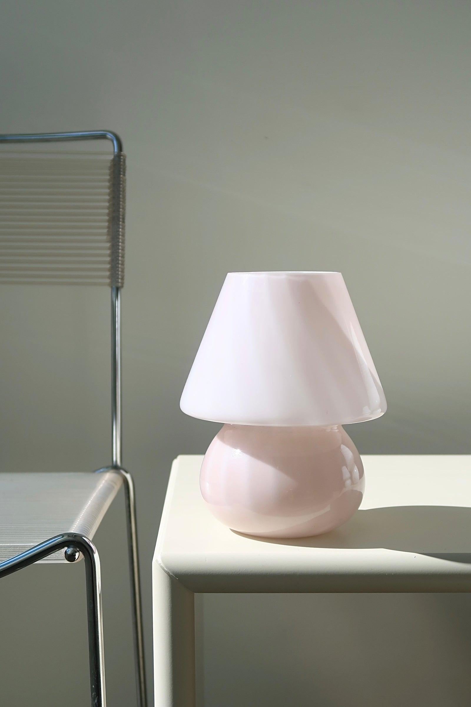 Fin du 20e siècle Vintage Murano Baby Mushroom Lamp in Soft Rose Pink Glass Italian 70s Original en vente